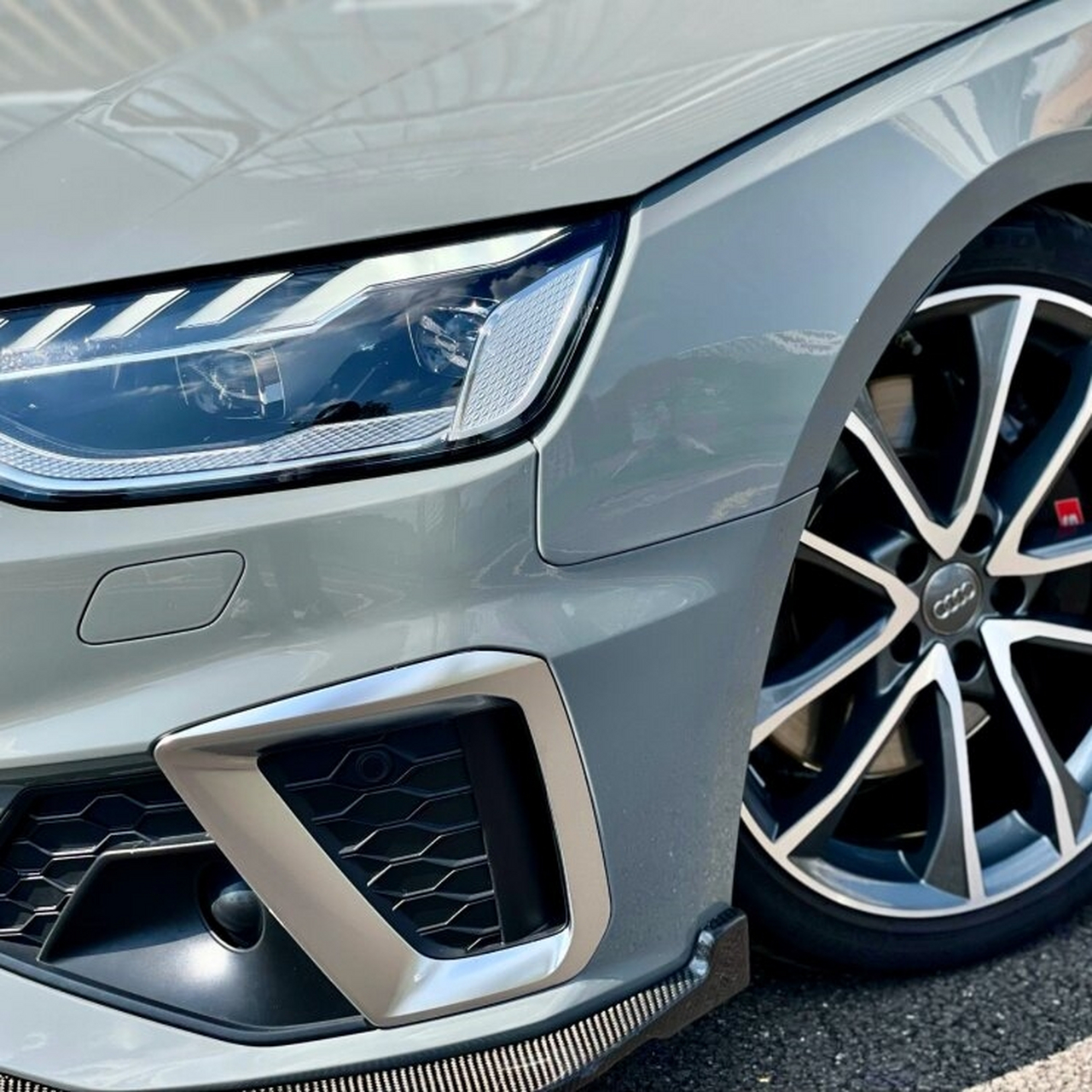 2021年奥迪s4宝刀未老  车身一侧有补漆,带bo音响,音响效果极佳.