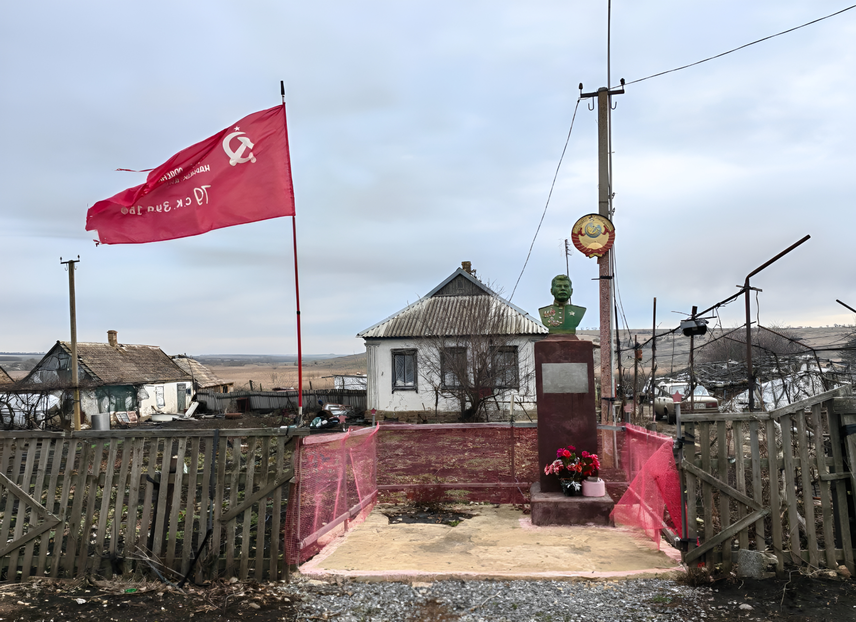 在乌克兰顿涅茨克州沦陷区,俄罗斯修建了多座斯大林雕像,悬挂着苏联