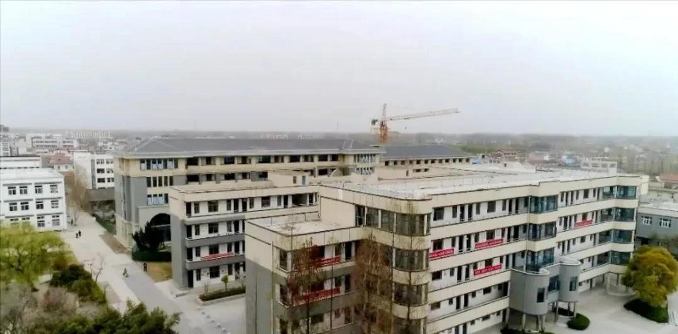 泗阳县王集中学始建于1952年,学校占地面积130亩,建筑面积约1.