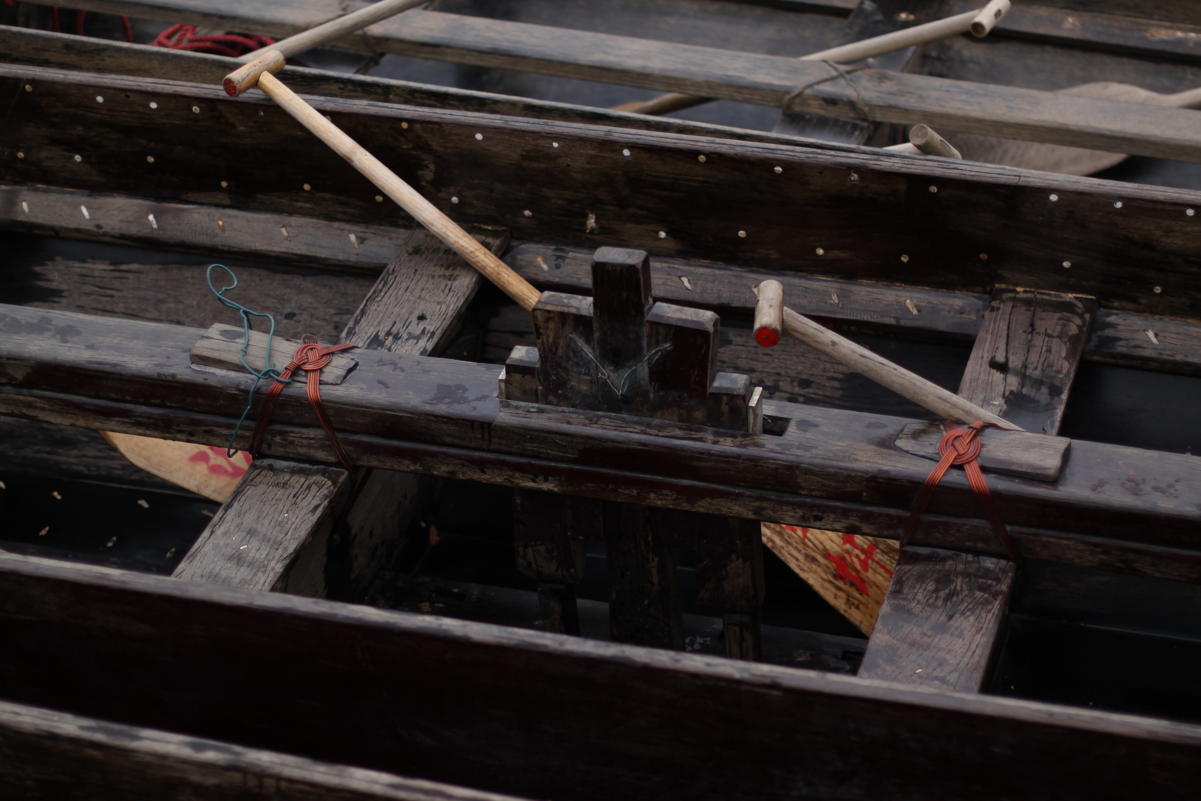 随着一年一度的端午节过去,热闹喧嚣的龙舟景和龙舟赛也落下了帷幕