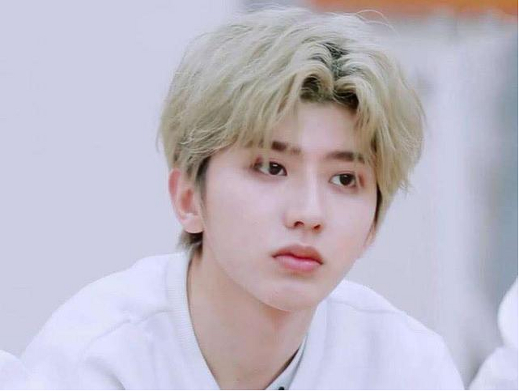 这位女粉丝还说:从蔡徐坤邀请女粉丝上台,两个人牵手,拥抱等动作,就