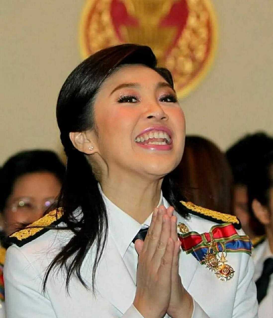 英拉时尚美照,身穿军装的她英姿飒爽,笑容甜美,很多人都被她的颜值