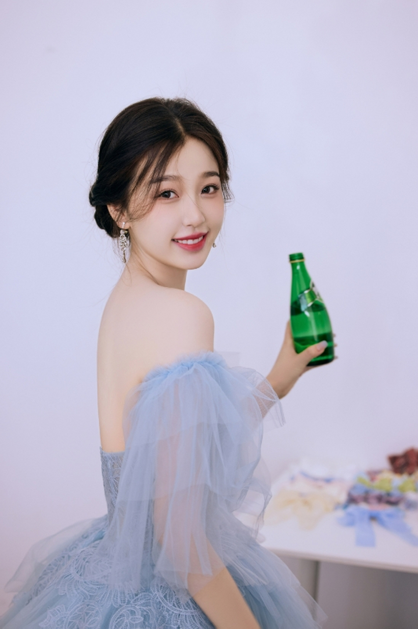 娇俏可爱,艳若桃李的#虞书欣# 一袭蓝色溜肩抹胸纱裙,丰满傲人的事业