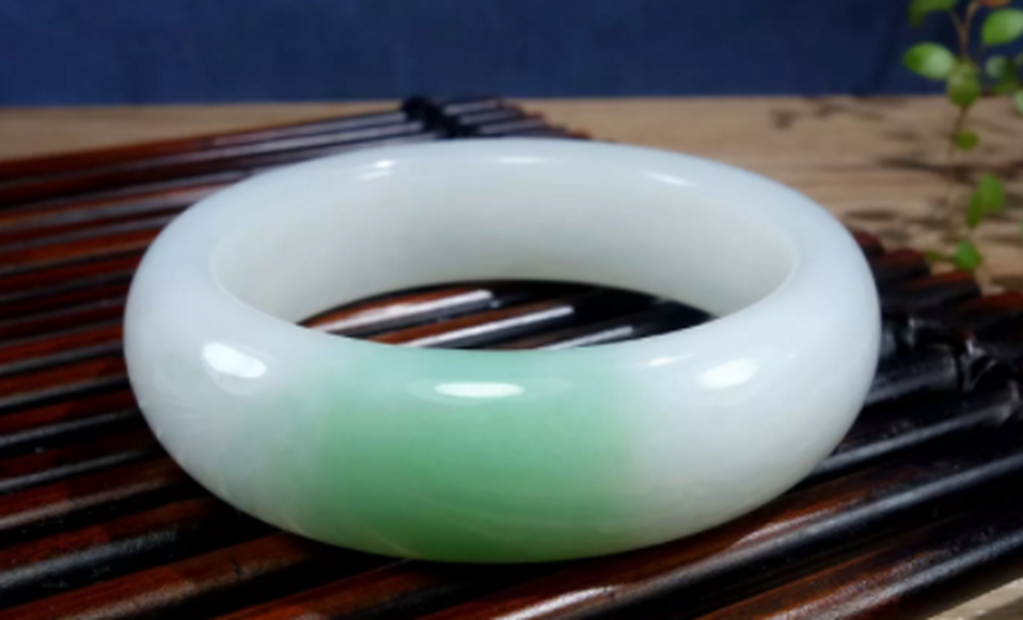 #点击头像看直播##和田玉#  和田玉翠青手镯,玉质细腻油润,做工精细圆