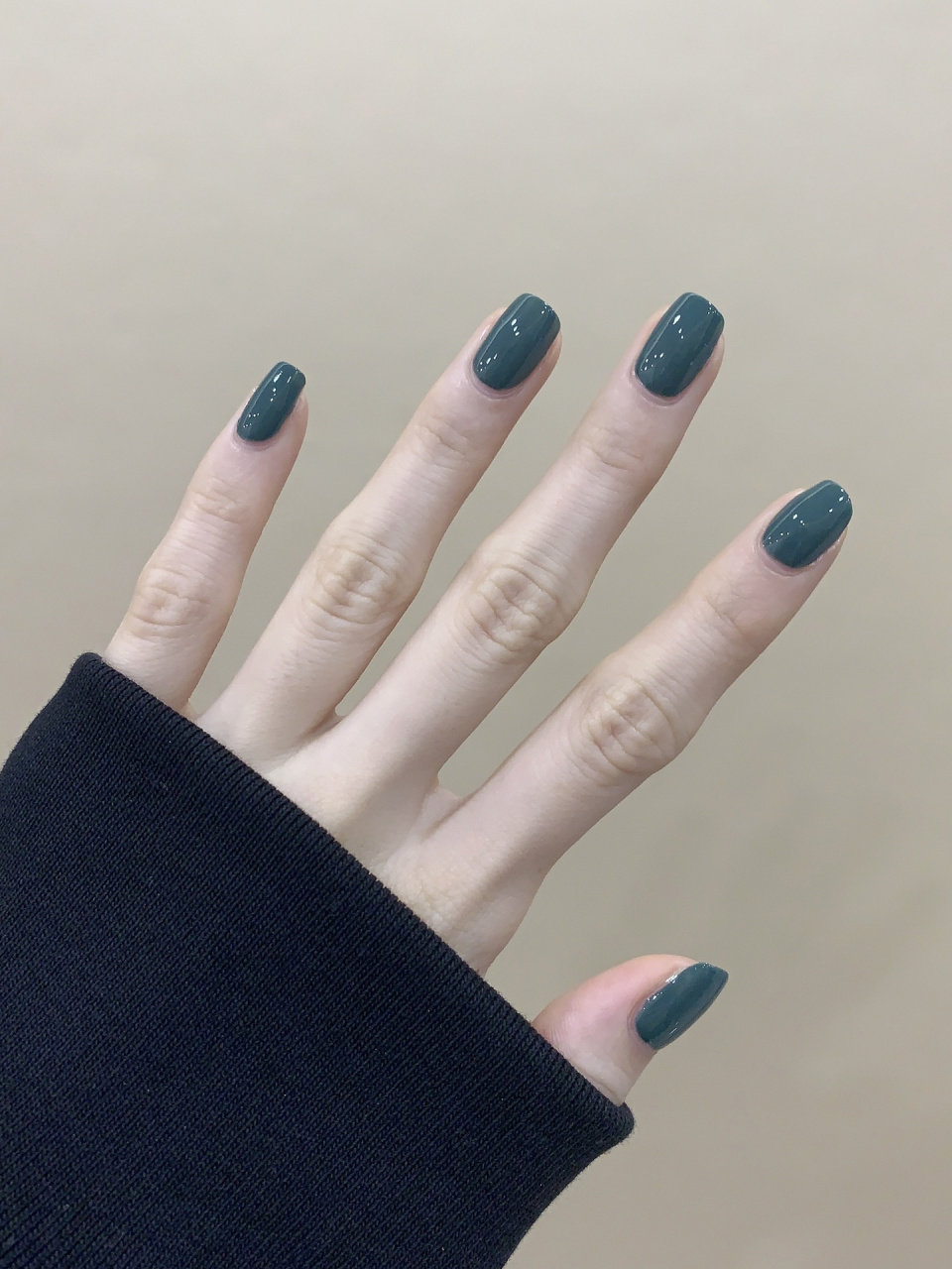 清冷感复古又显白的孔雀绿美甲 灰调些的绿色系,复古的颜色 #墨绿美甲