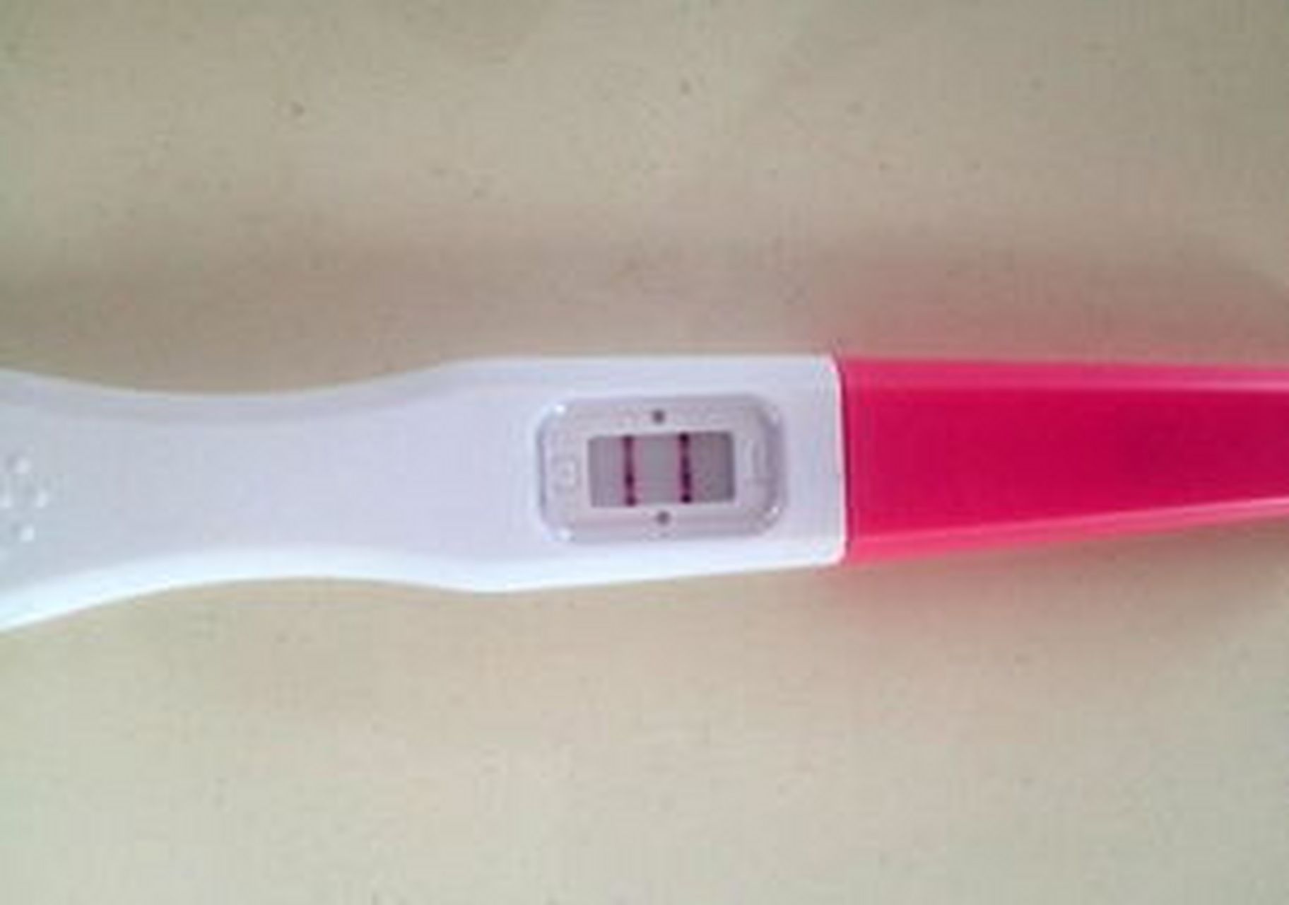 太原妇科惠民医院# 一般情况下,验孕棒观察窗内同时出现两条线,即