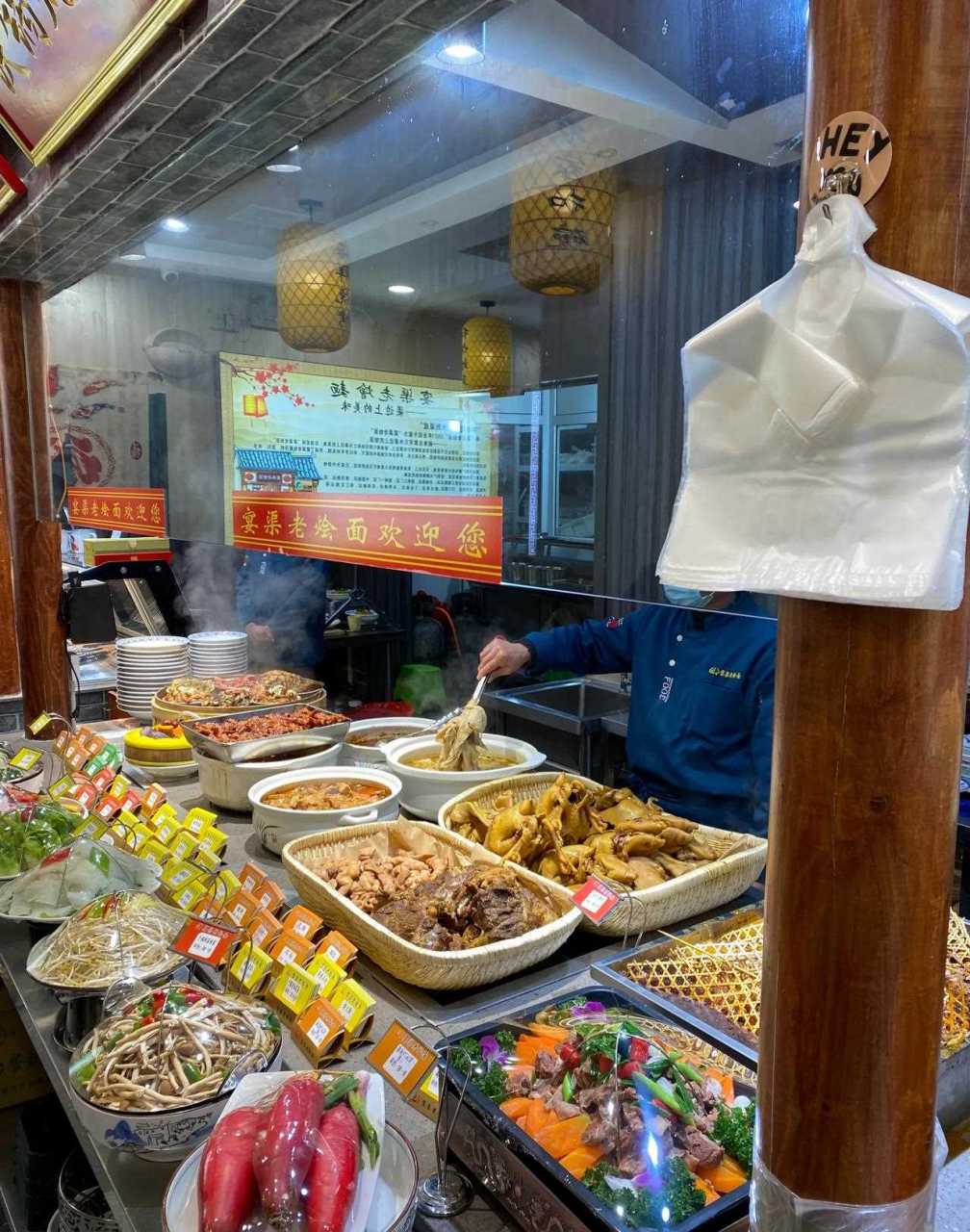 在郑州西四环附近,人们一提起叫花鸡猪蹄,都会想到邓记,其实在郑上路