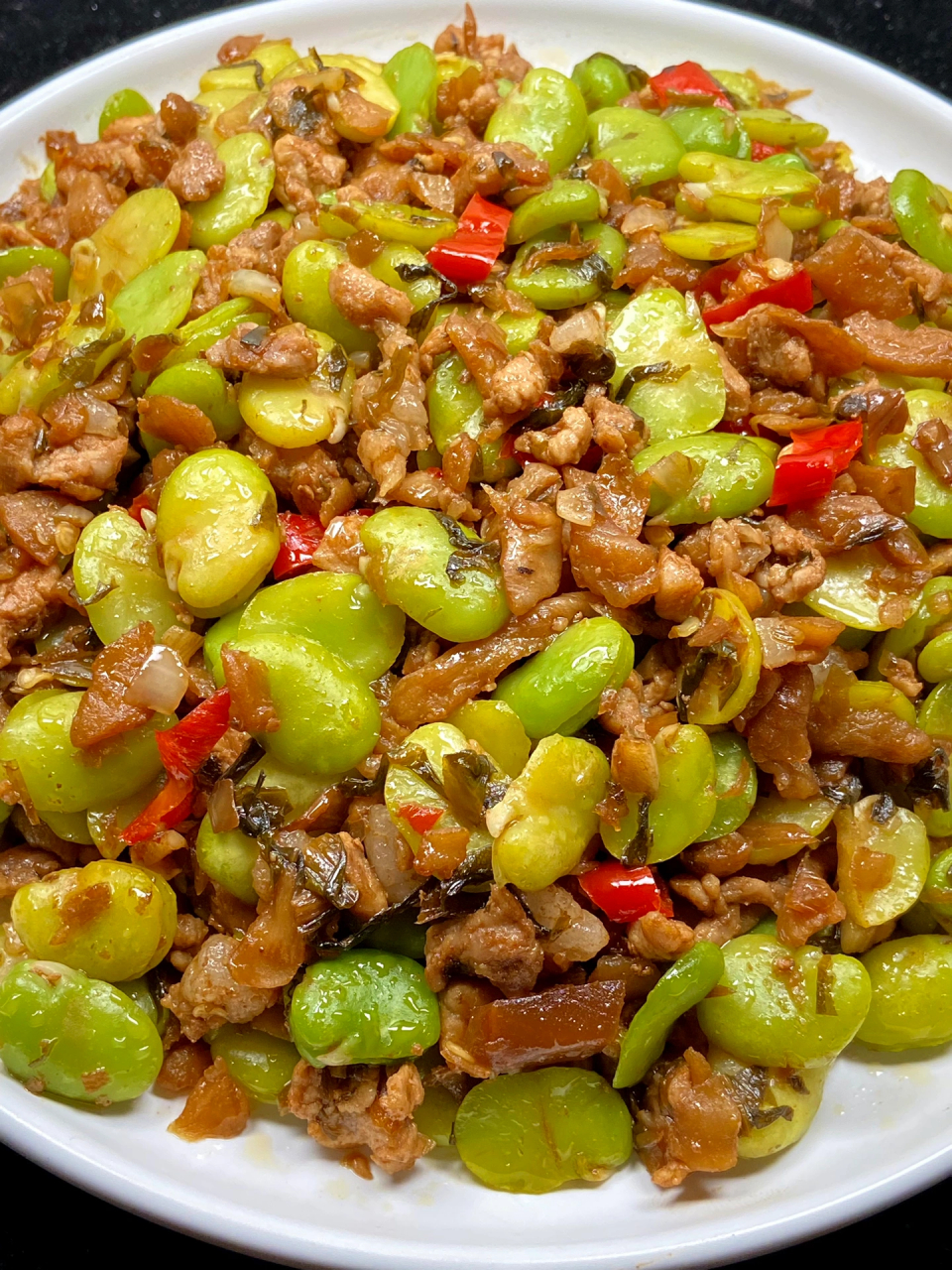 蚕豆炒外婆菜,香迷糊了,蚕豆酥糯甘甜,香气十足,低脂美味,香香辣辣