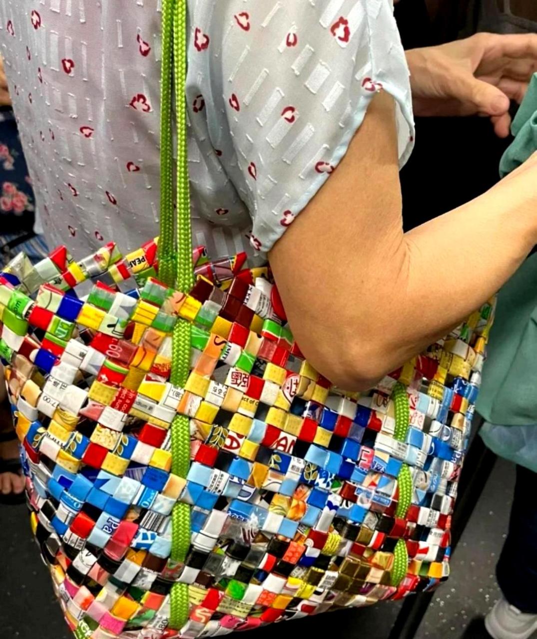 小时候,奶奶擅长编织篮子和小兜子,非常漂亮,每次看到这样的编织品