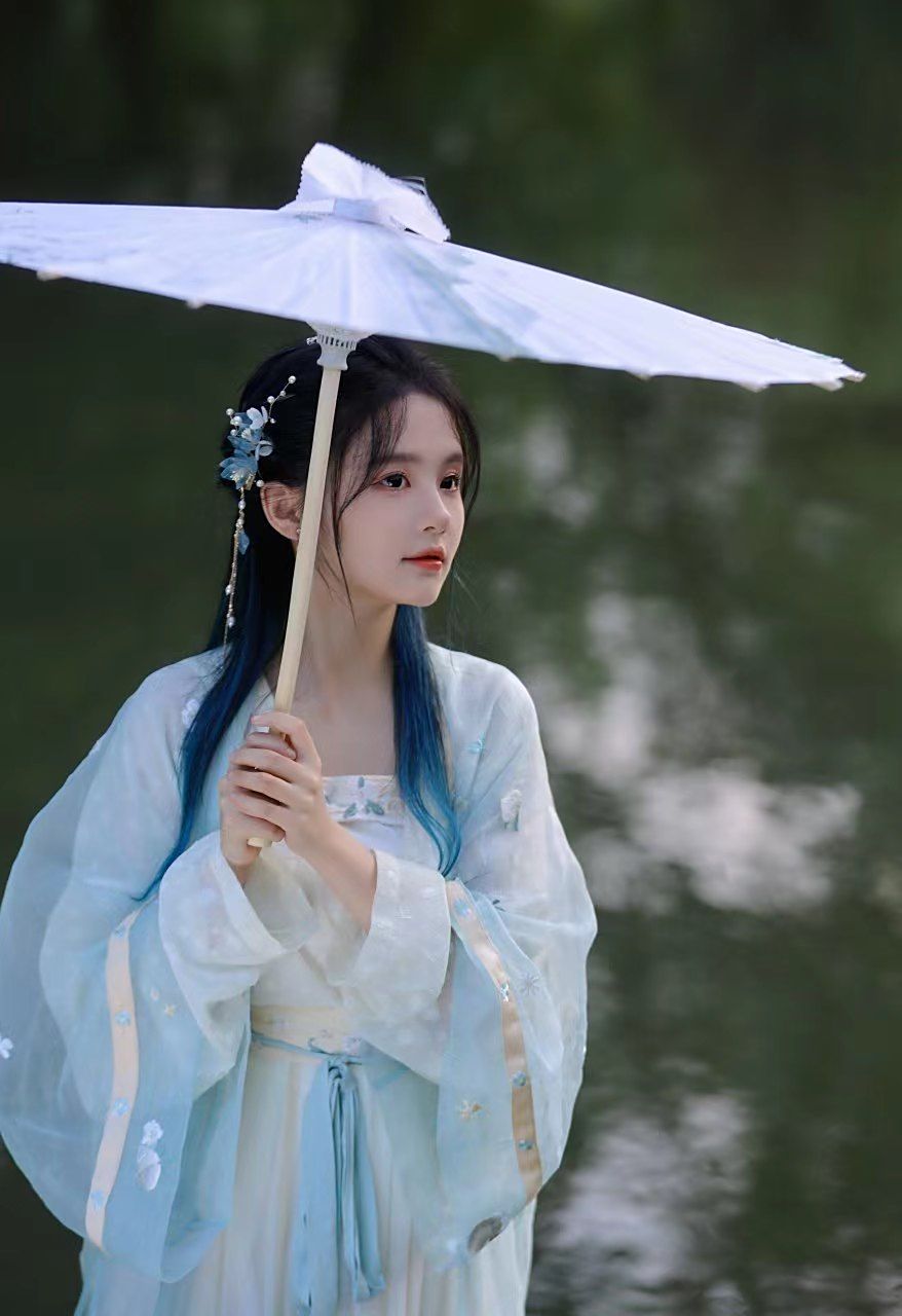 一个人撑伞打秋千,小哥哥要不要去陪陪她[得意]#古装美女# #美女写真