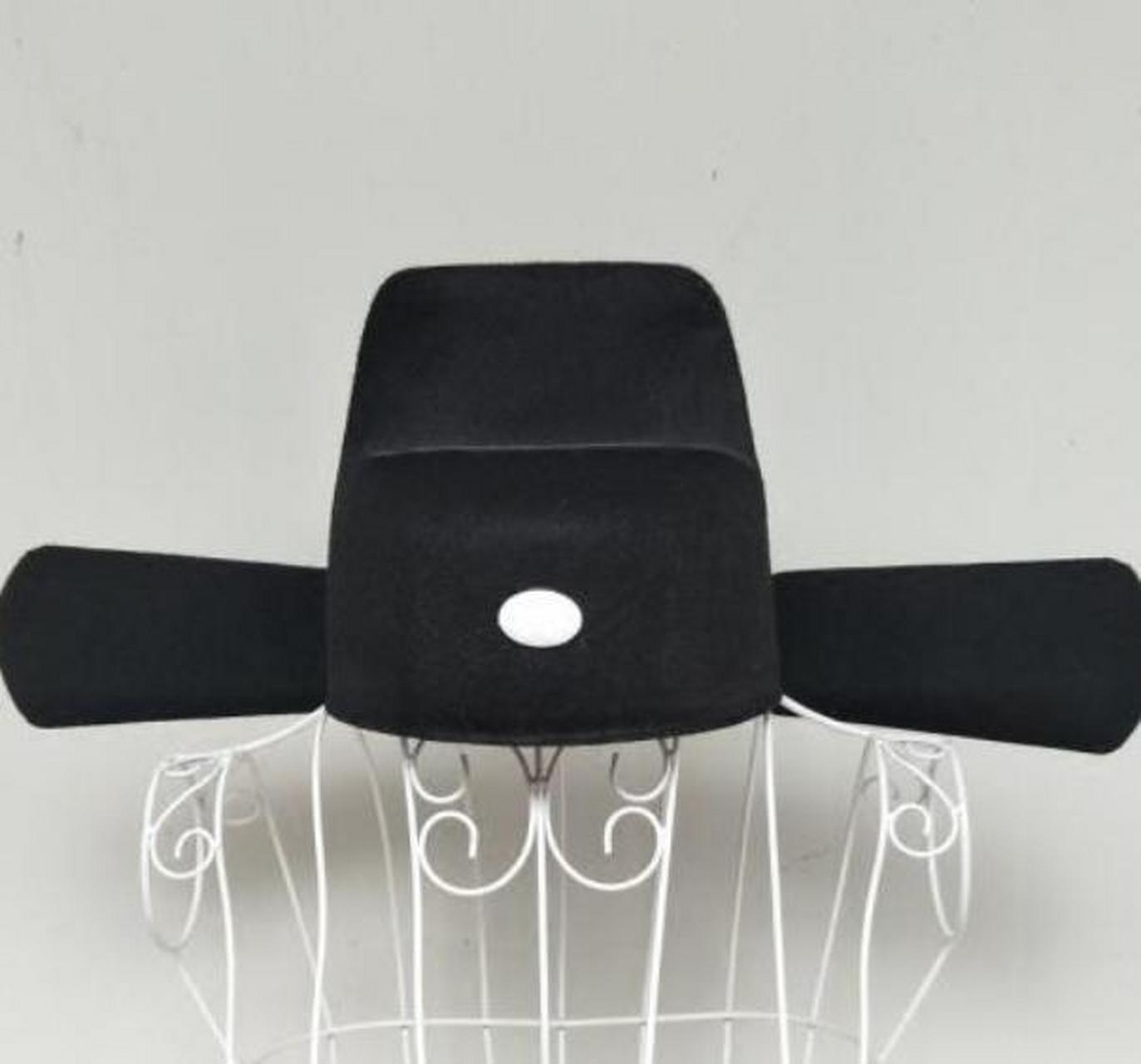 宋朝的官帽非常奇特,在帽子的基础上,又加上了两个翅膀.