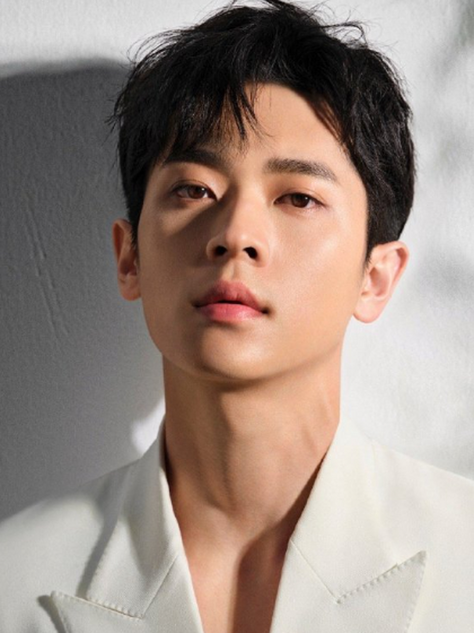 丞磊的古装扮相给人一种腹黑,高冷的感觉,靠着拍摄网络短剧,渐渐打出