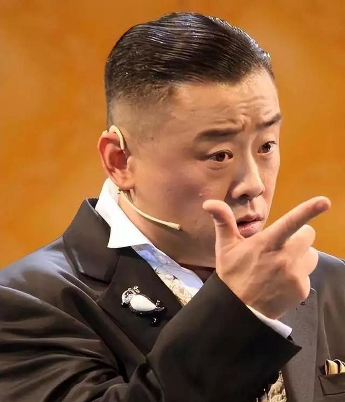 定居美国的周立波宣布复出,言语"癫狂"被质疑精神出问题,誓游遍200个