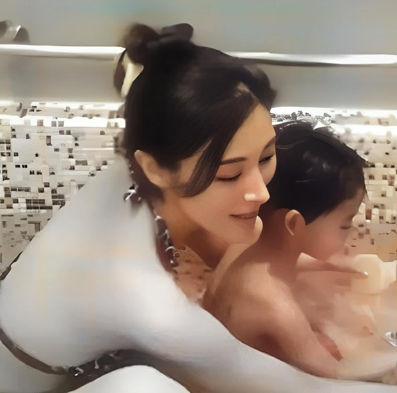 李嘉欣穿泳装亲儿子,震惊摧毁三观李嘉欣公开亲儿子,甚