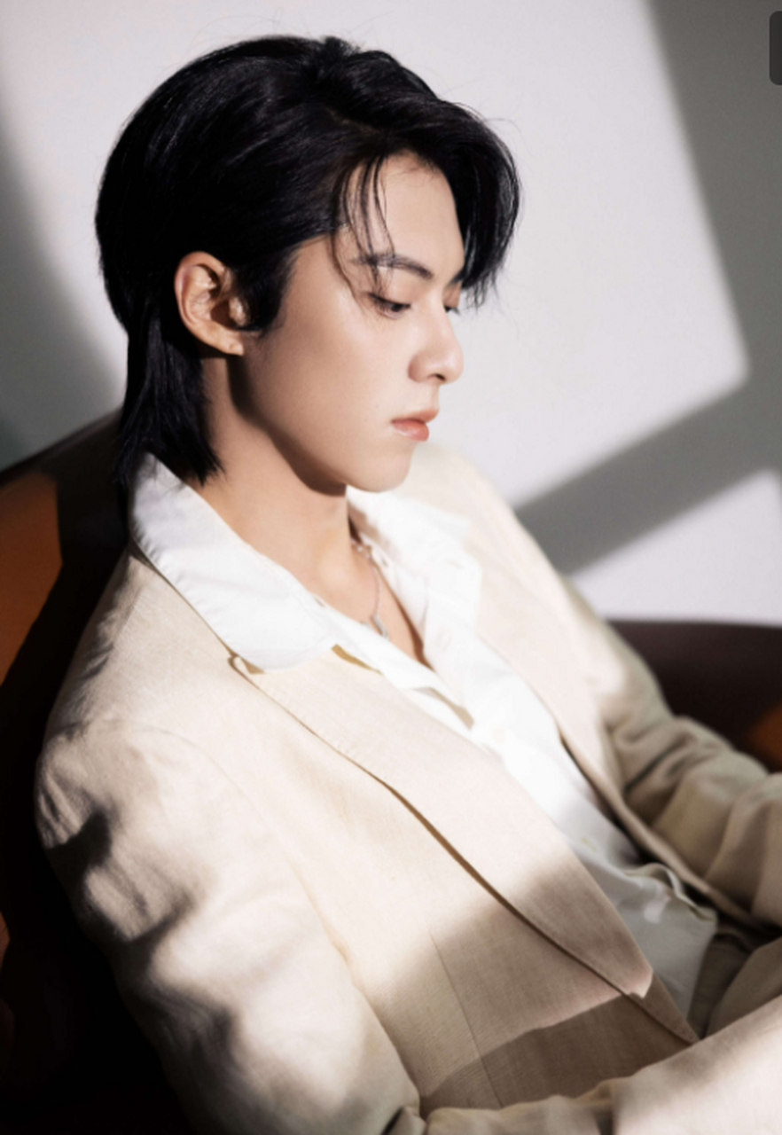 王鹤棣这迷人的小眼神,爱了爱了 #王鹤棣写真集