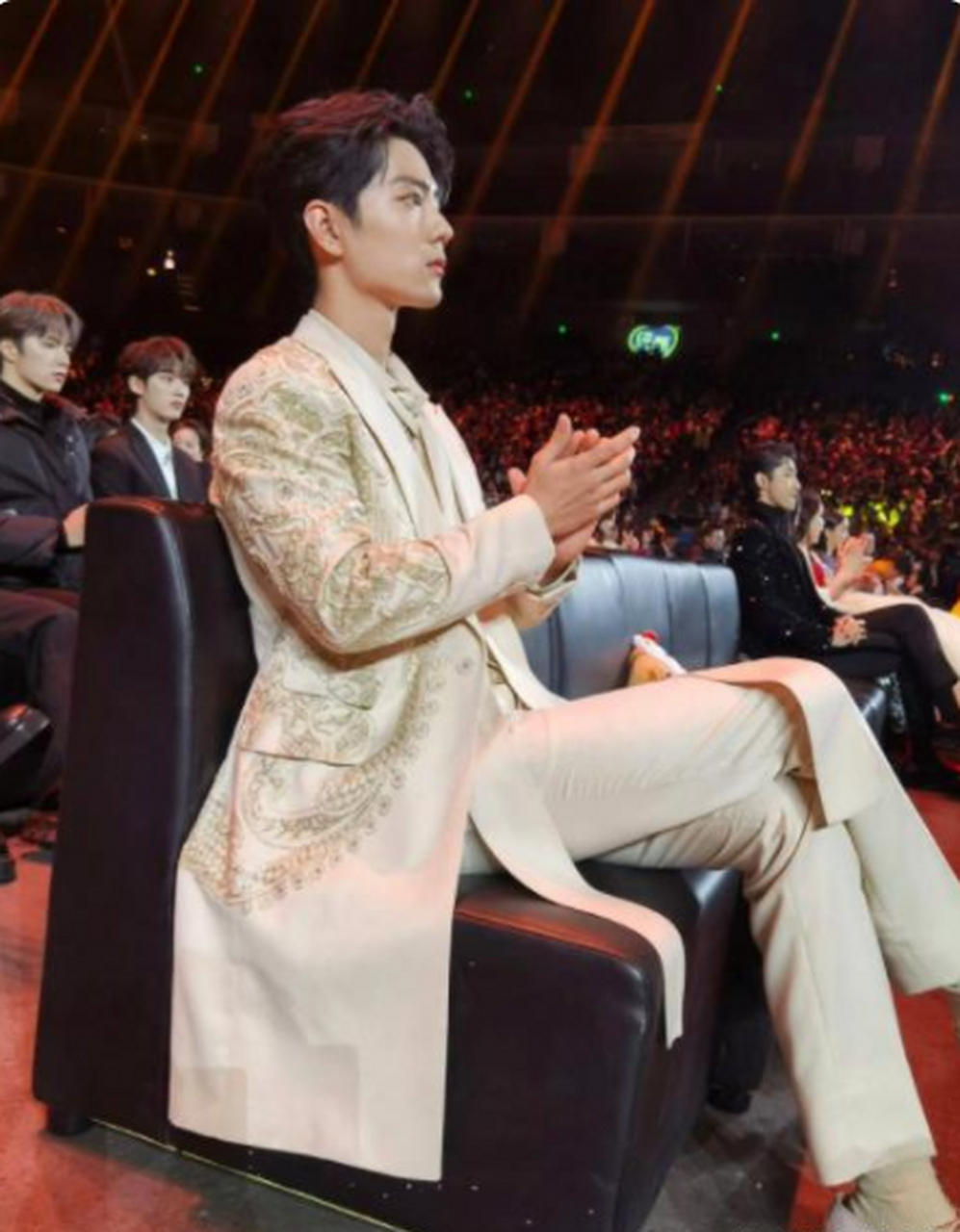 肖战的鞋是太大了还是怎么了,脚后跟都出来了[抠鼻]