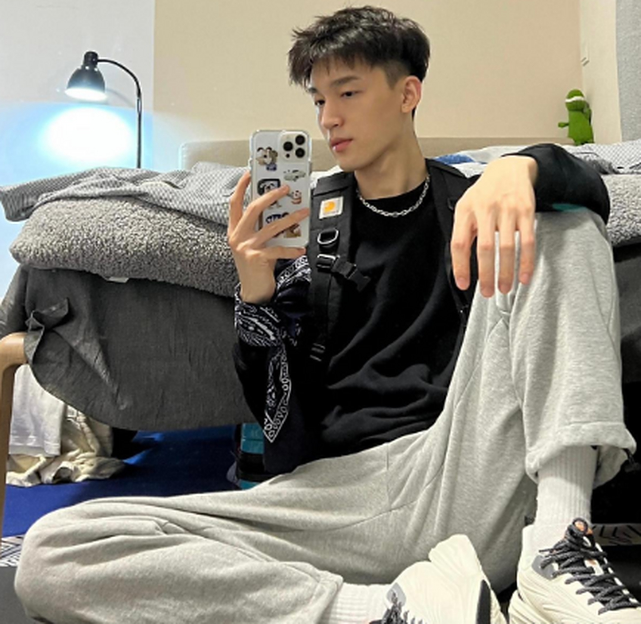 不同帅哥的自拍,姿势不同,韵味也不一样,坐地拍更飒,能把腿的特点都