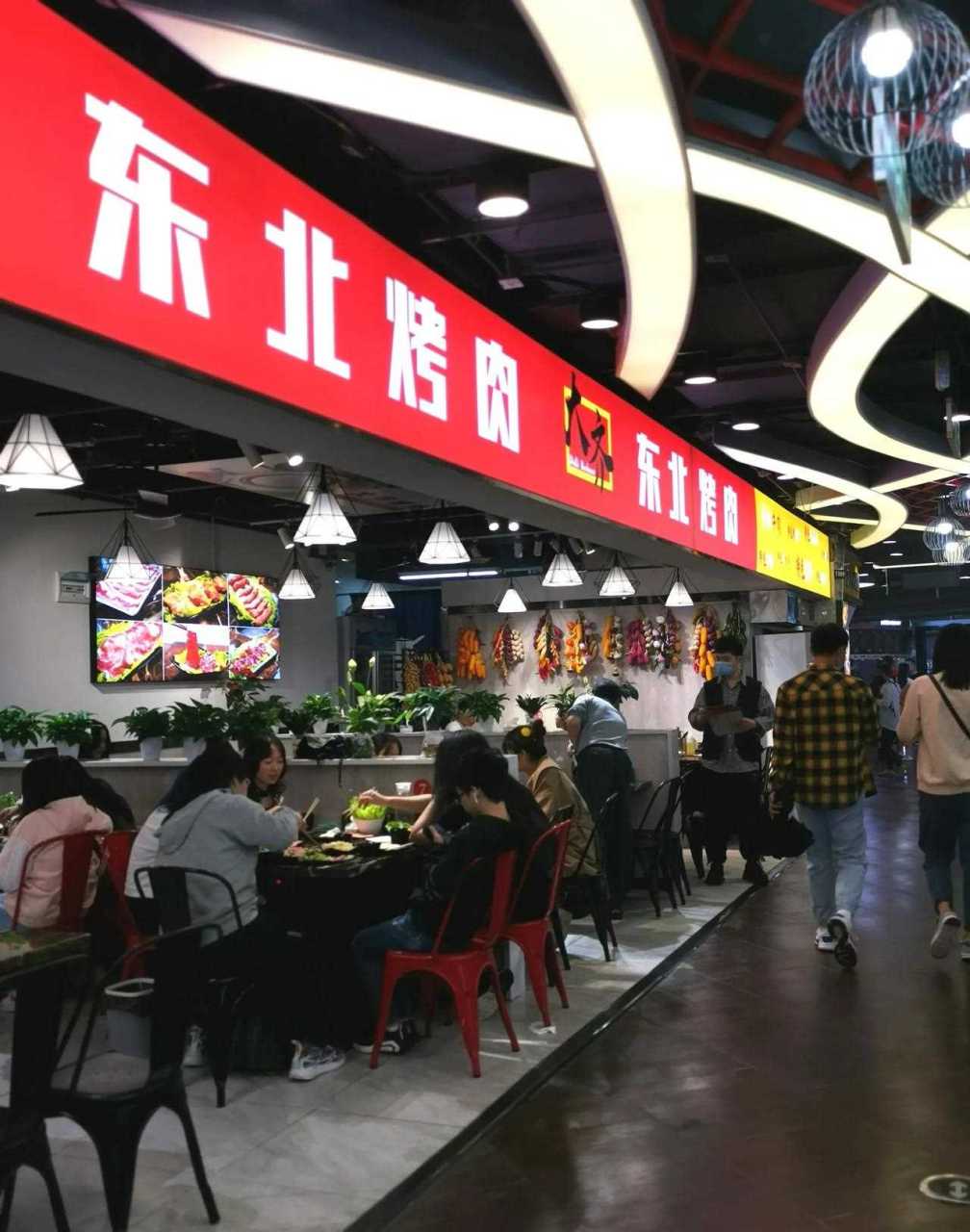 去光谷步行街办完事,朋友介绍说步行街四楼火星美食街里有家地道的