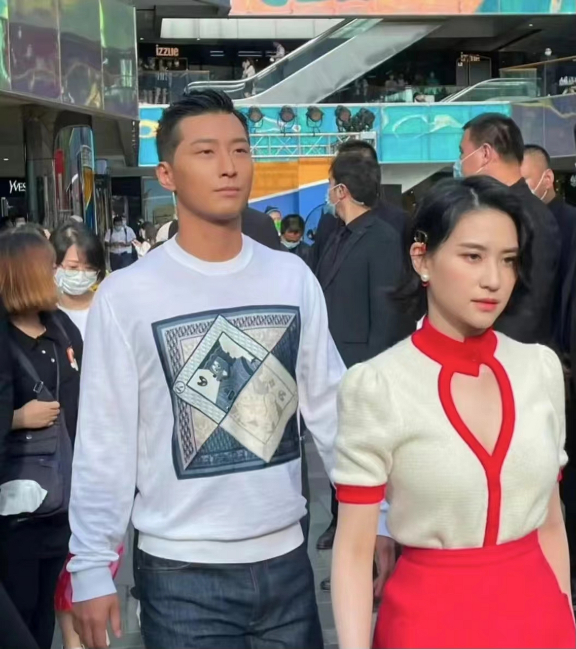 窦骁陪何超莲逛街,这身高马大的看着像保镖