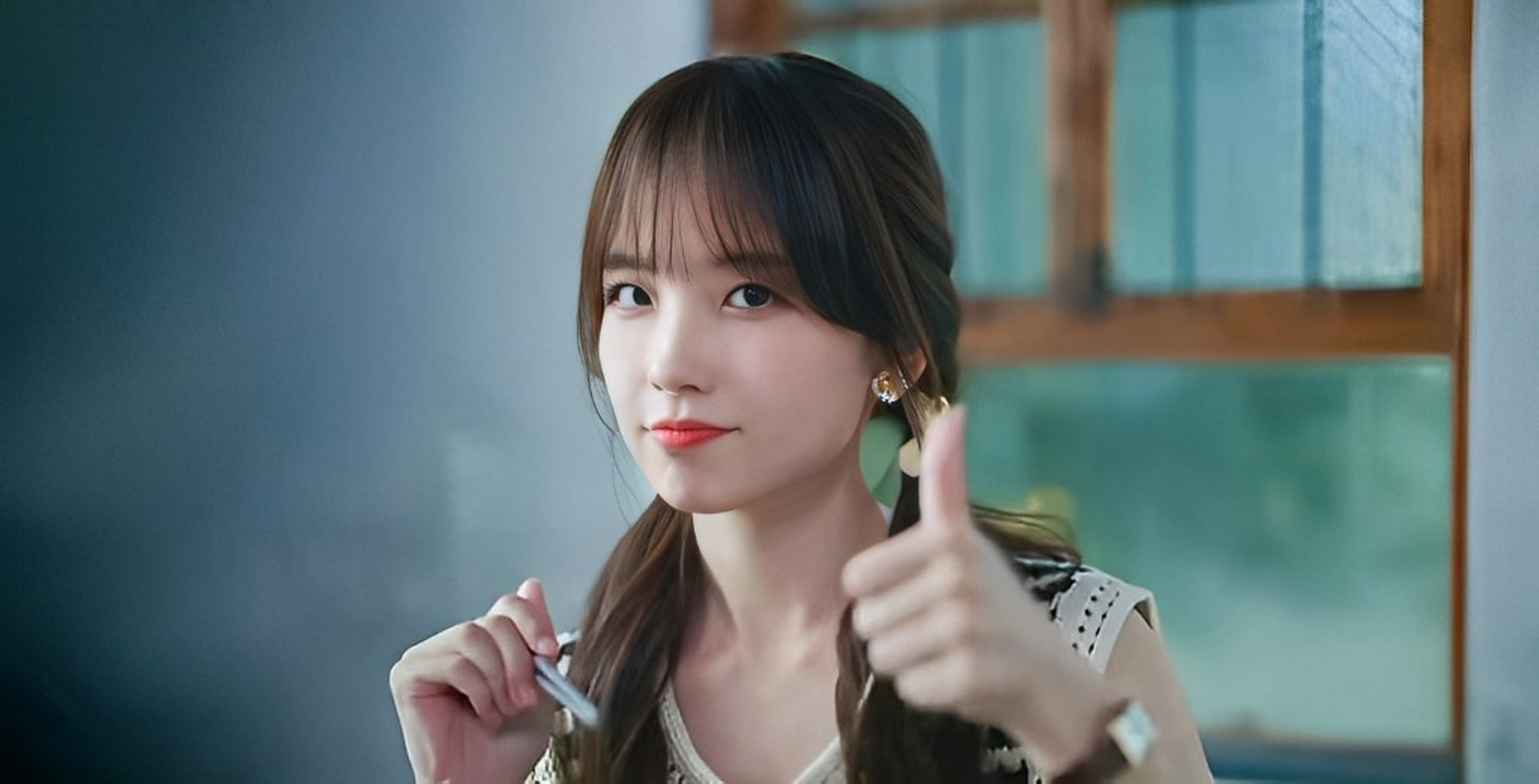 王冰冰在无袖山白色,她有一个甜美的脸,她有一双