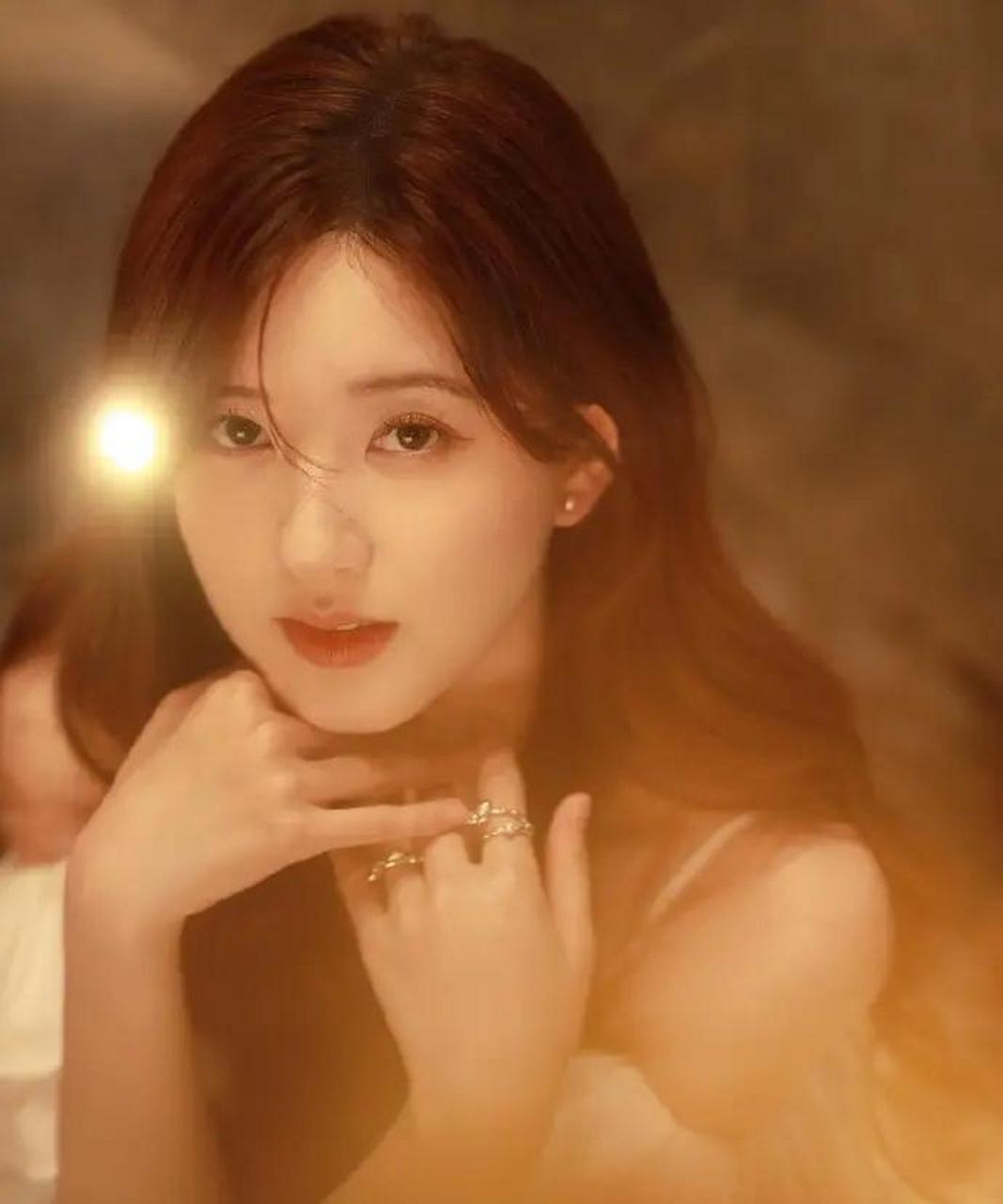 赵露思氛围感满满大片,长卷发披肩比花娇花衬人更美.