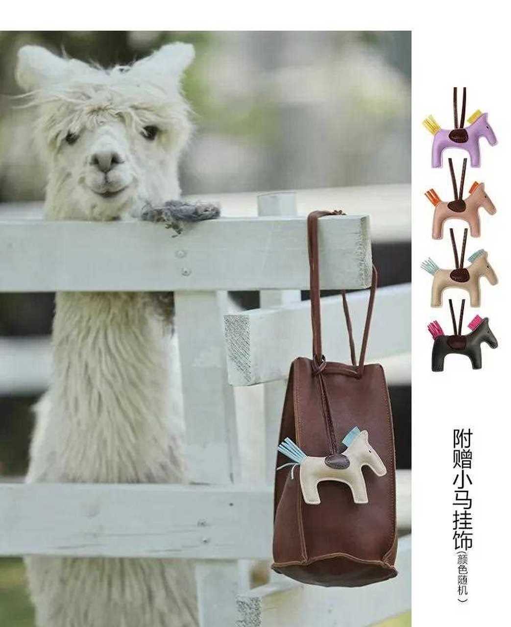 我们为这只怀旧又精致的"锦囊"包选了一片好皮:进口头层小牛皮皮胚