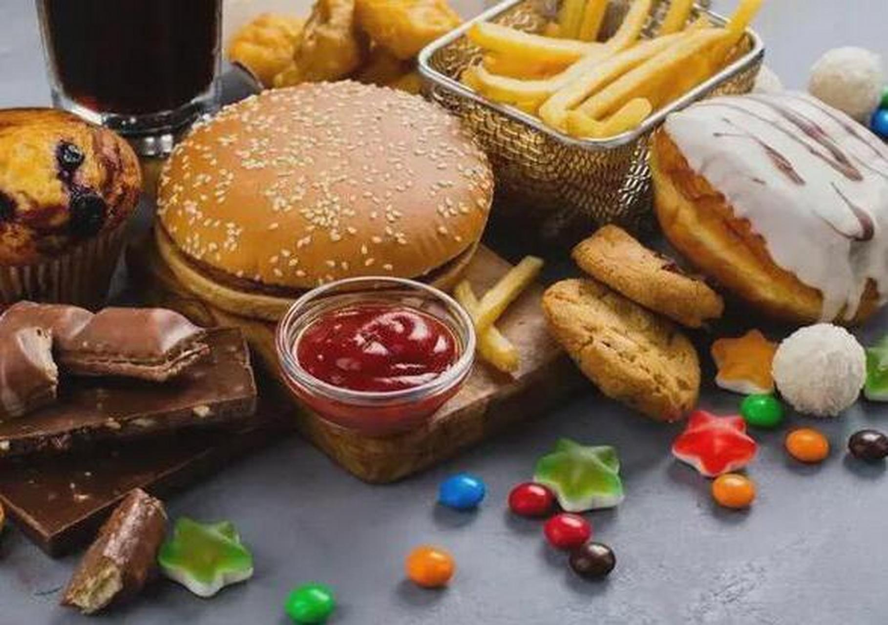 这4种人更容易得脂肪肝  1,高热量,高脂肪,高糖饮食结构的人如果喜欢