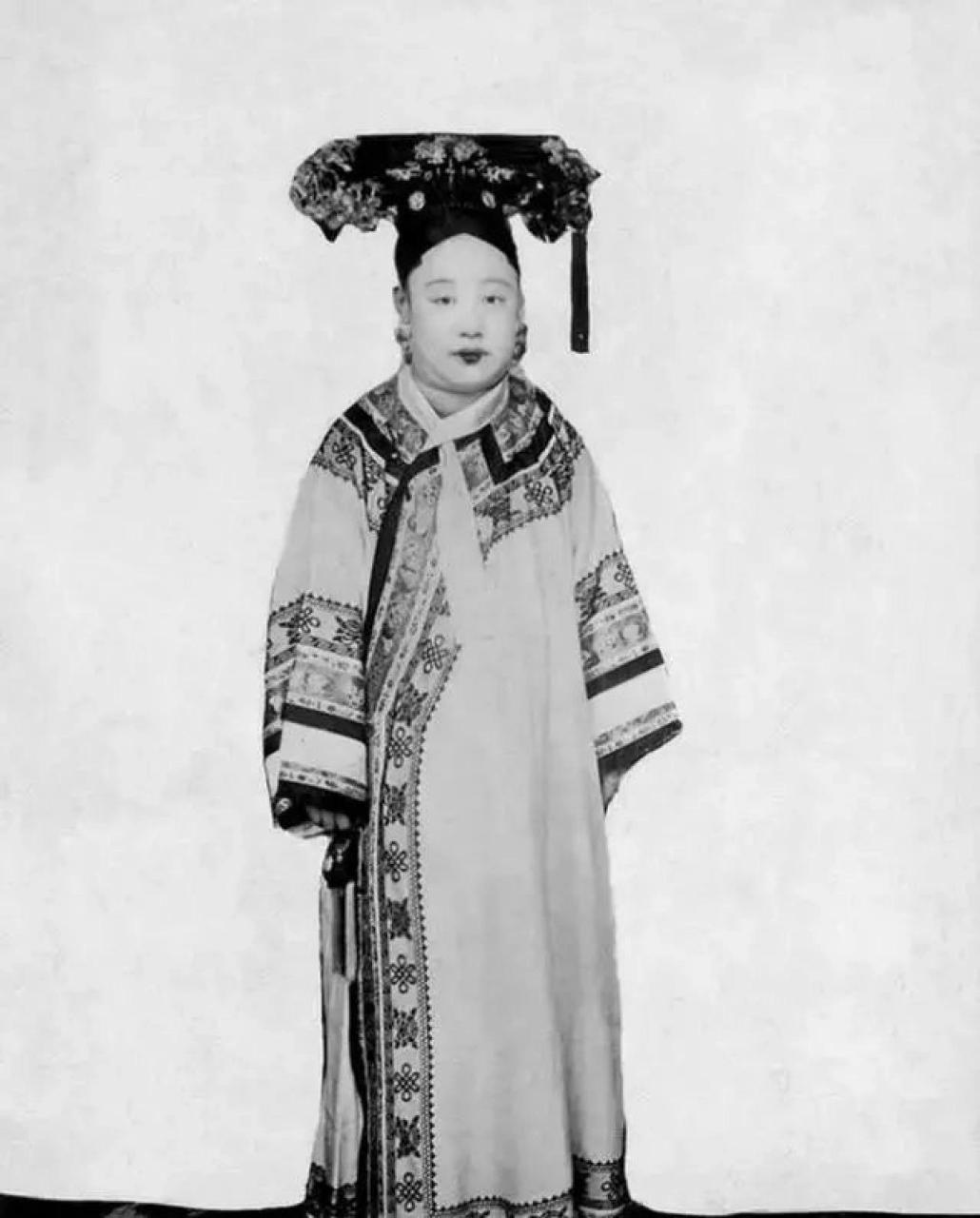 瑾妃,光绪皇帝的妃子,清朝有名的胖娘娘,外号月饼,她的容貌没有亲