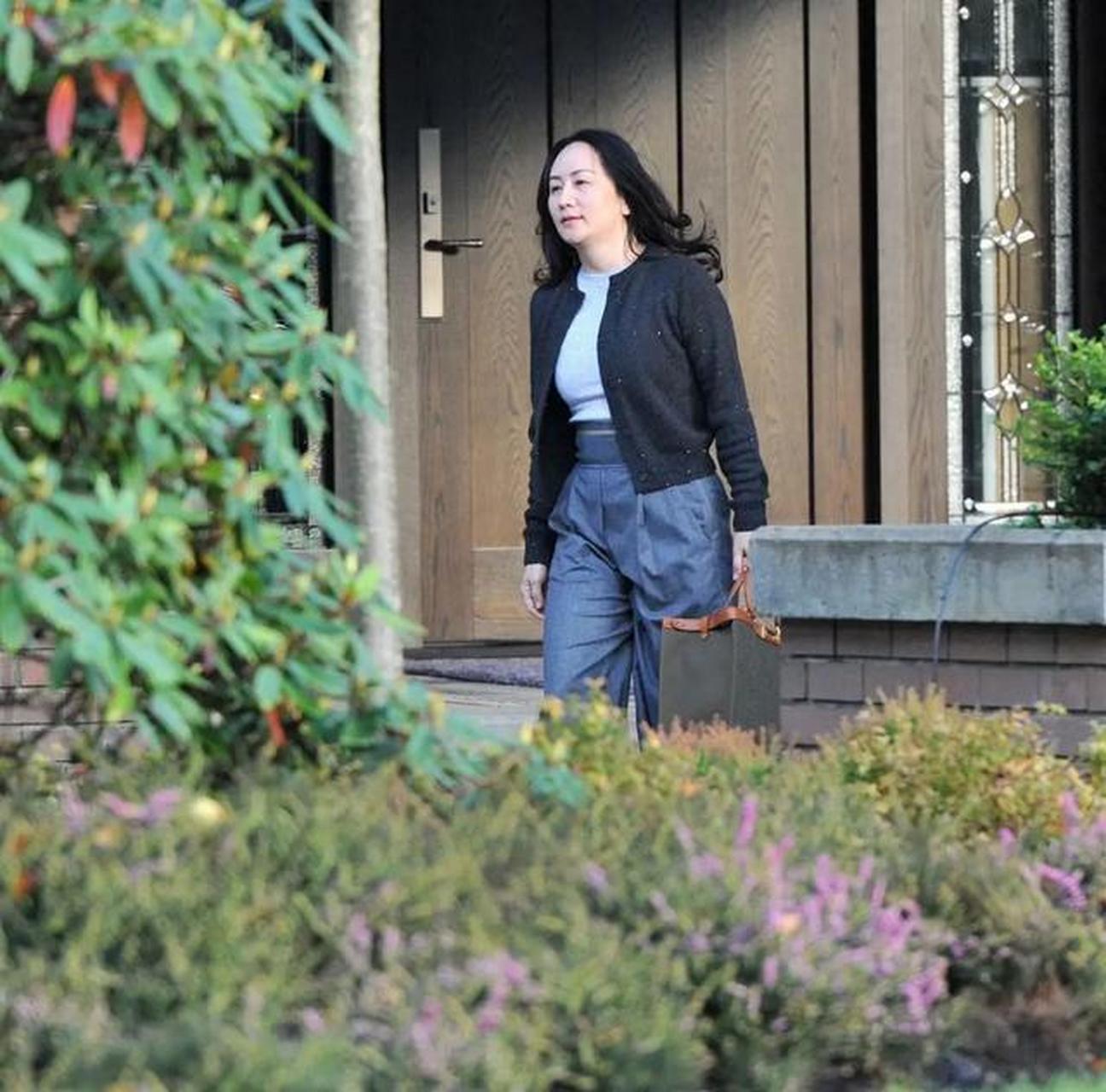 48岁孟晚舟久违露面!穿阔腿裤露脚踝定位器抢眼,面带微笑超大气