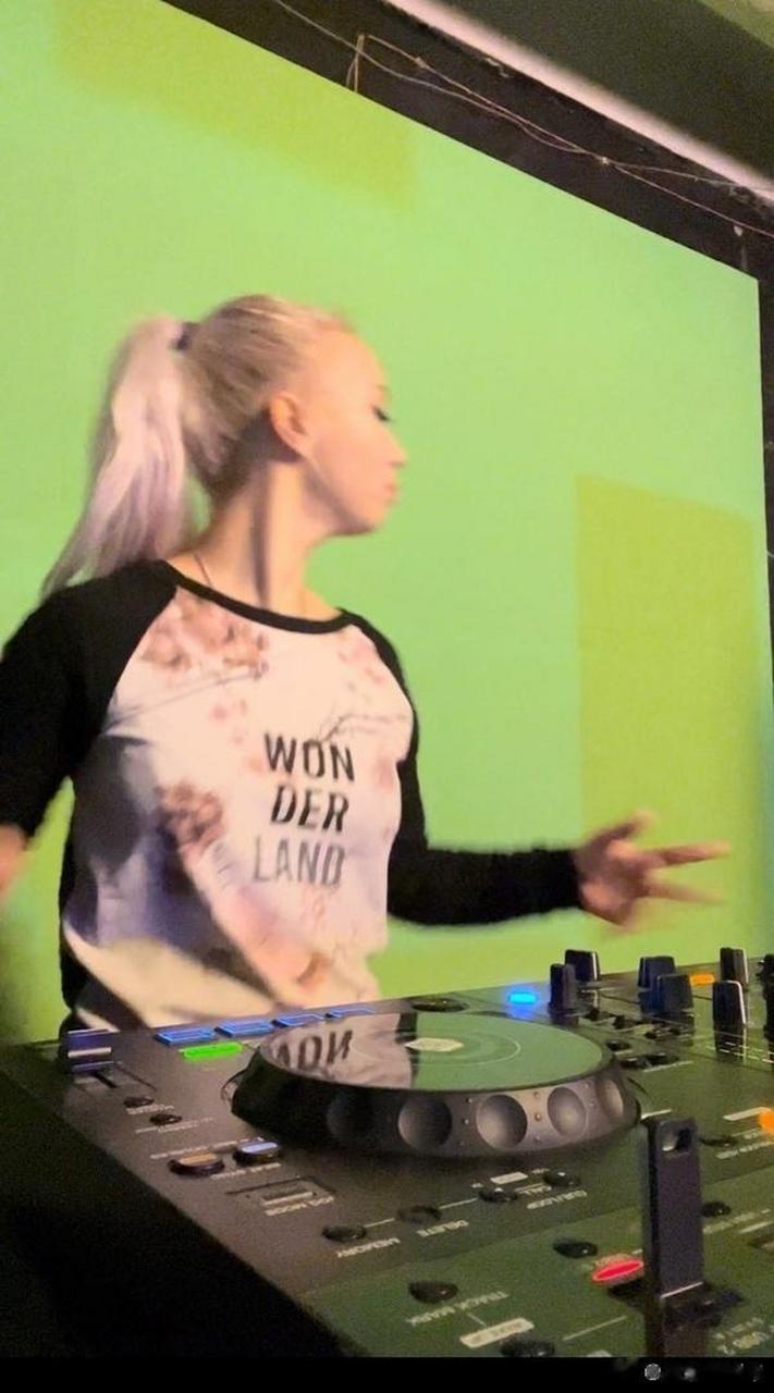 18岁的俄罗斯女孩泽拉塔·特斯拉是一名电子音乐手,原本5月6日要举行