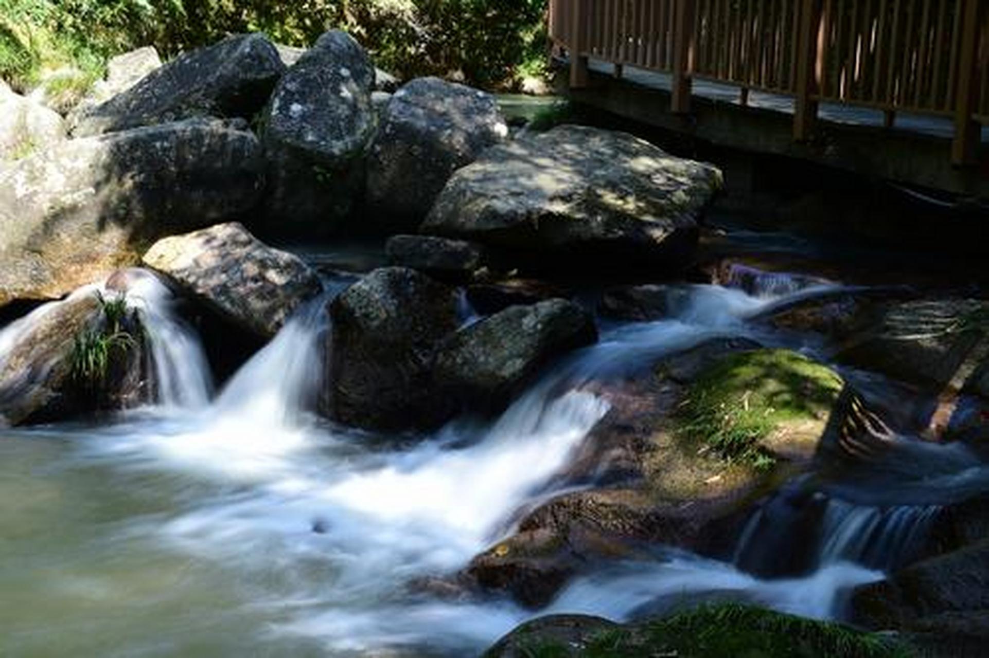 金竹瀑布景区,在抚州乐安县的南部,这里距离市区有72公里,整个景区的