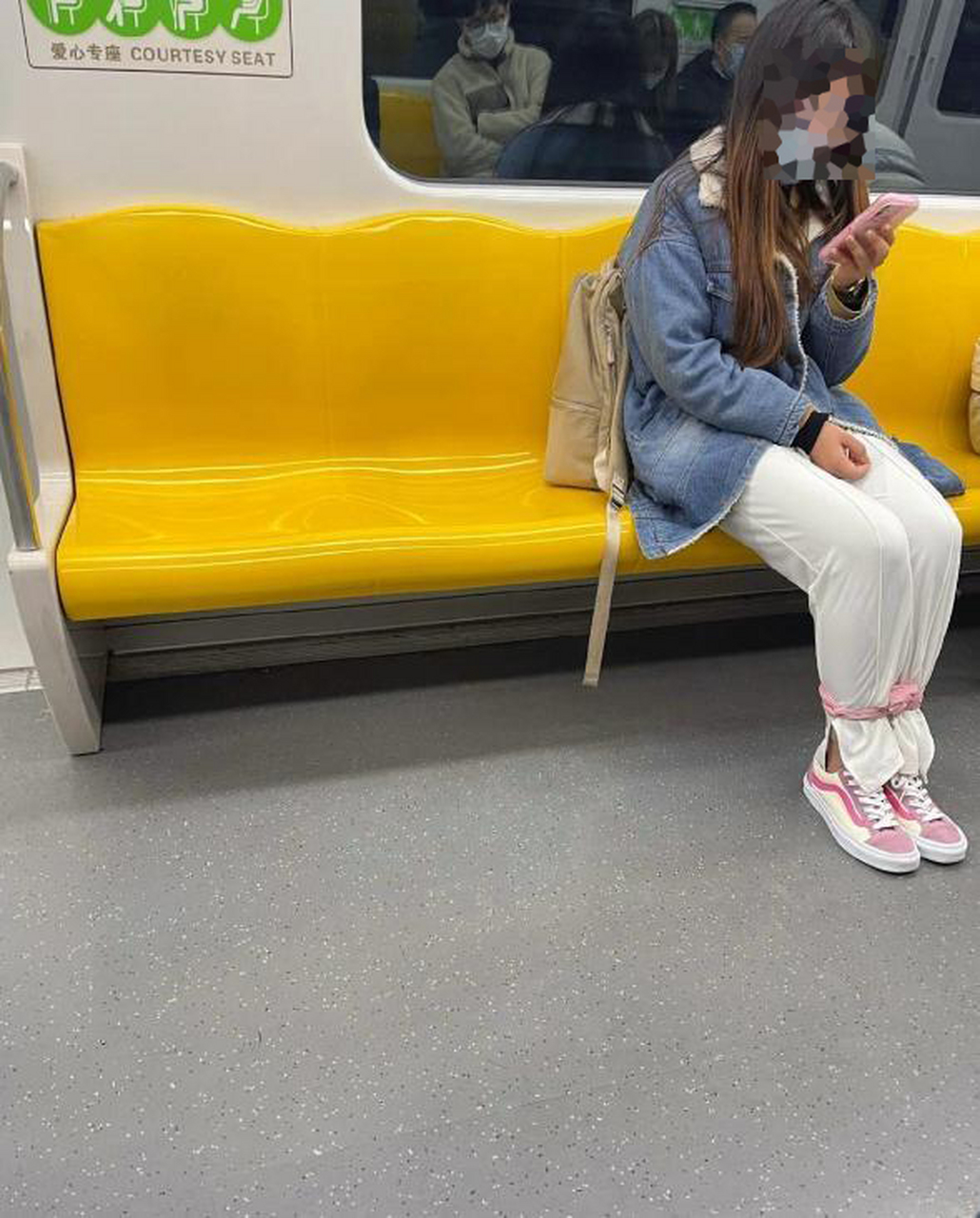 地铁里偶然看到的,你们说,这个女孩为什么要把脚绑起来.