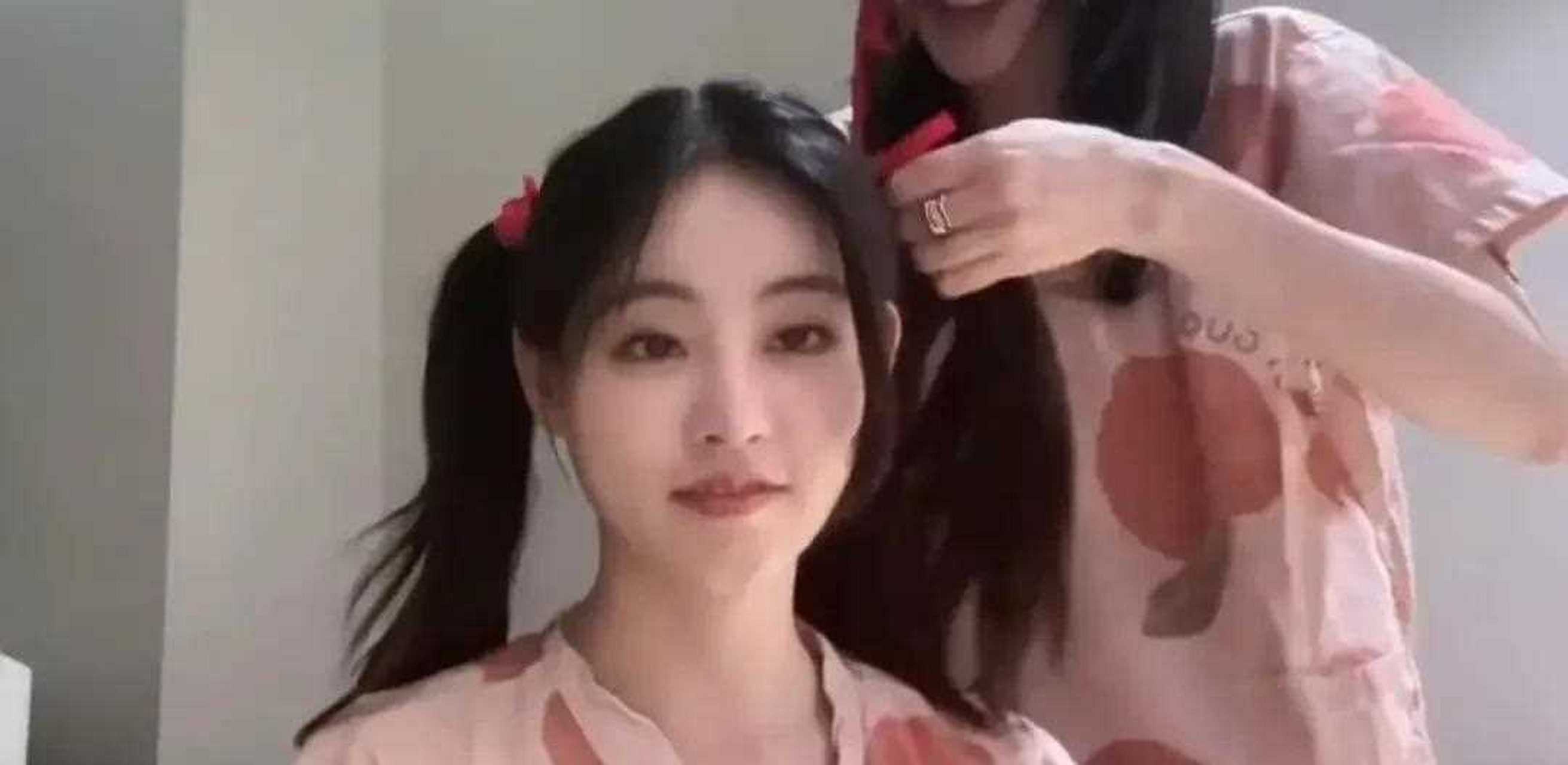 迪丽热巴多了个妹妹,双胞胎妹妹,太像了吧! 乍一看,两人如出一辙!