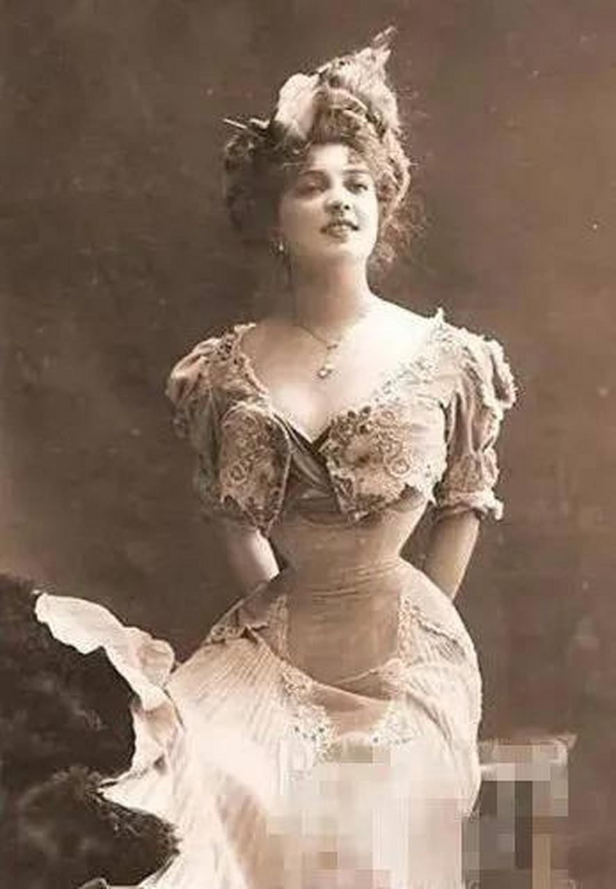 这是维多利亚时代,英国上流社会的束腰女子