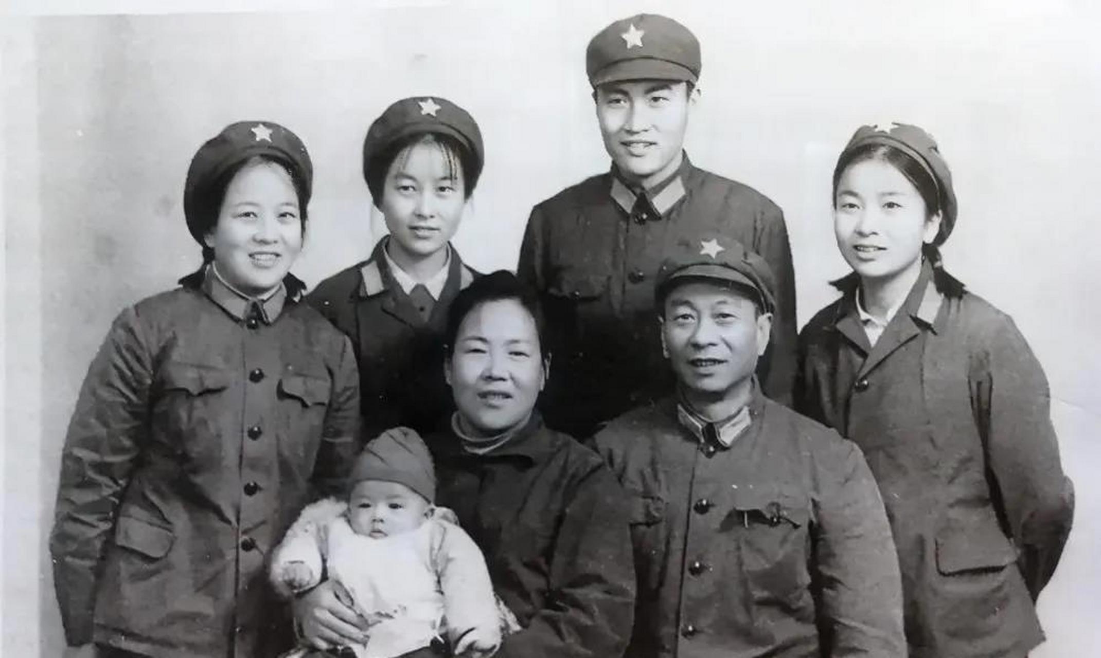 这是1974年,一名解放军首长的全家福,照片中的他们穿着军装,面对镜头