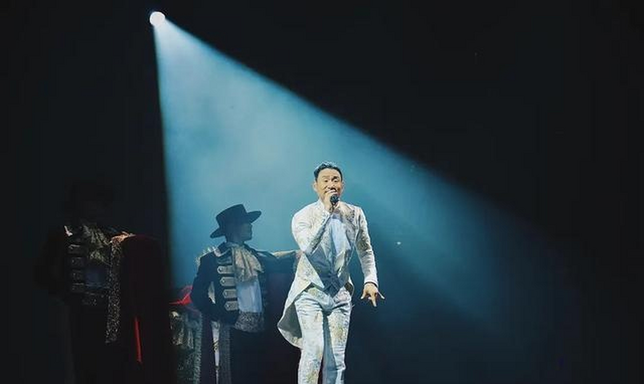 《回头太难》是张学友演唱的一首歌曲,由张宇作曲,十一郎作词,孙崇伟