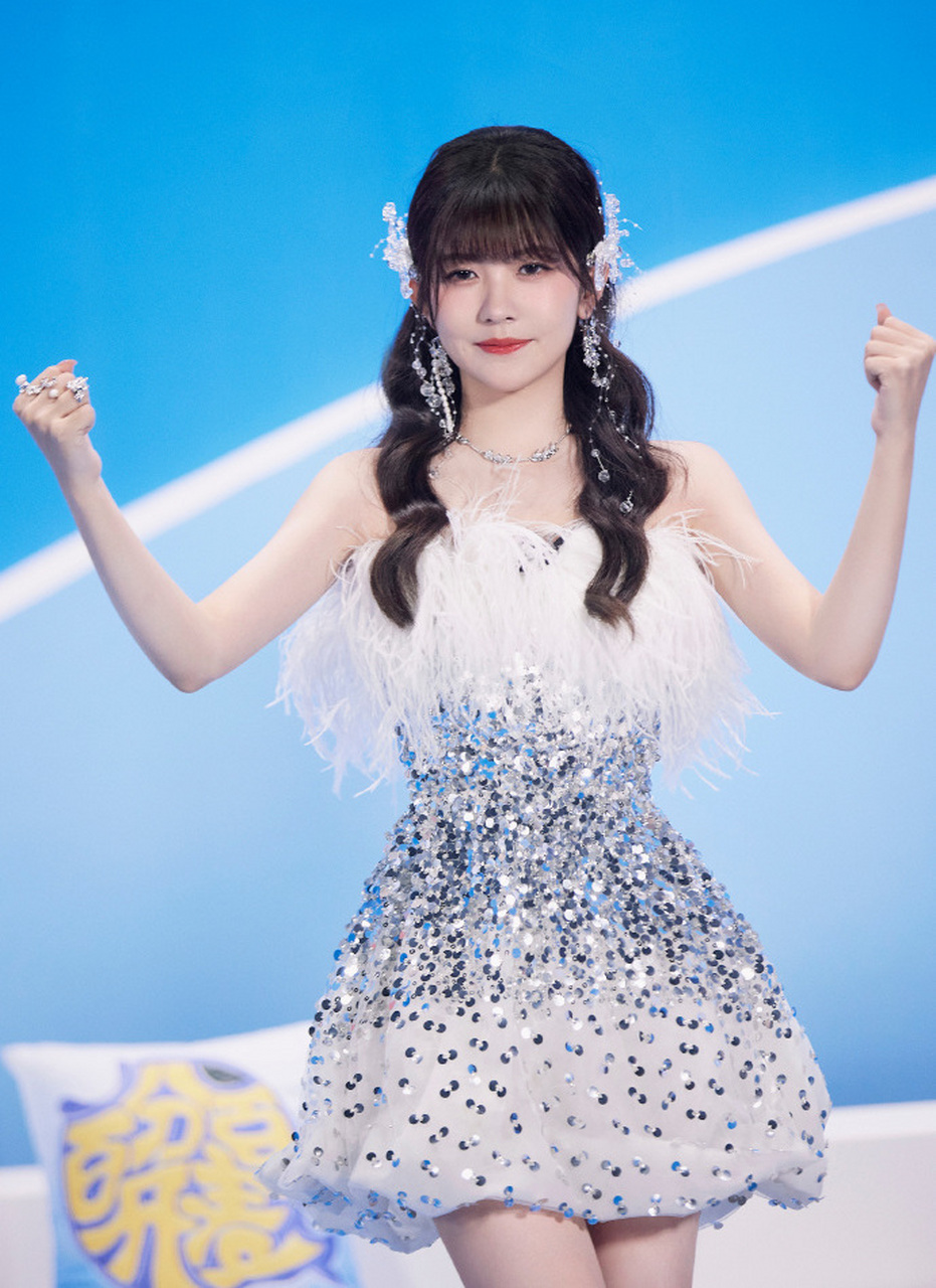 赖美云综艺《百分百开麦》舞台写真曝光,白色羽毛裙造型甜美可爱.