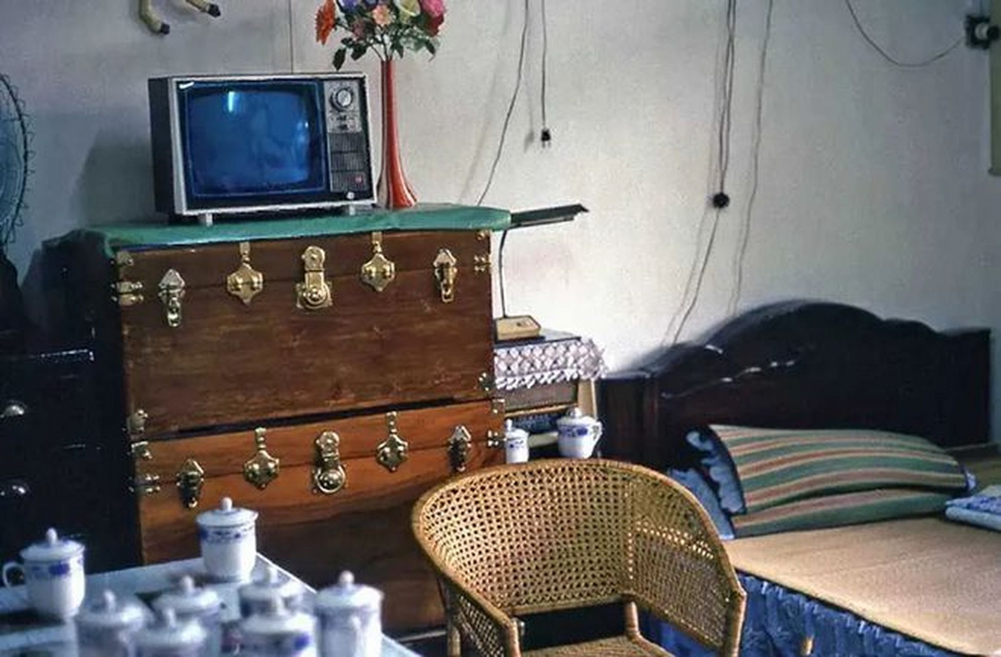 上世纪80年代初期的中国,富裕家庭拥有的家具大多还是老式的,电视机更