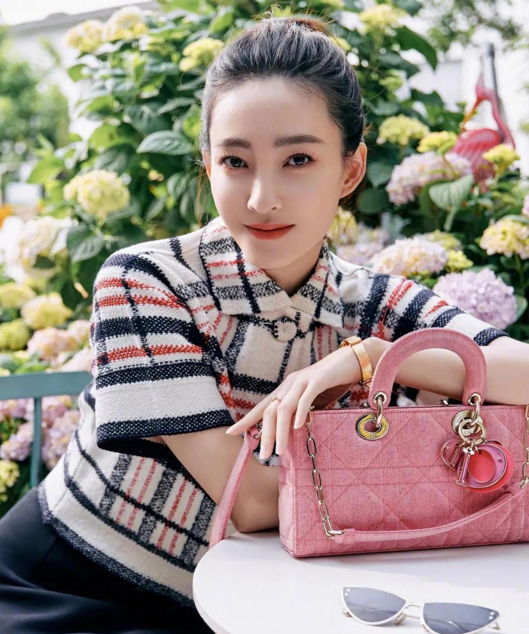 王丽坤素颜变精妆,村妞变御姐,魅力升级,优雅高贵.