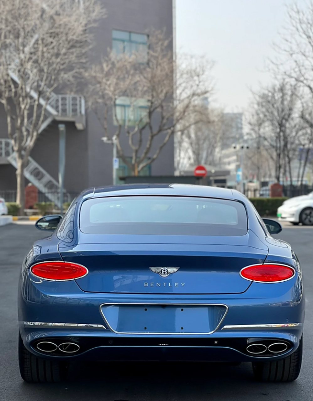 第一次见到这款宾利欧陆gt波托菲诺蓝,我就被它的美丽深深吸引.