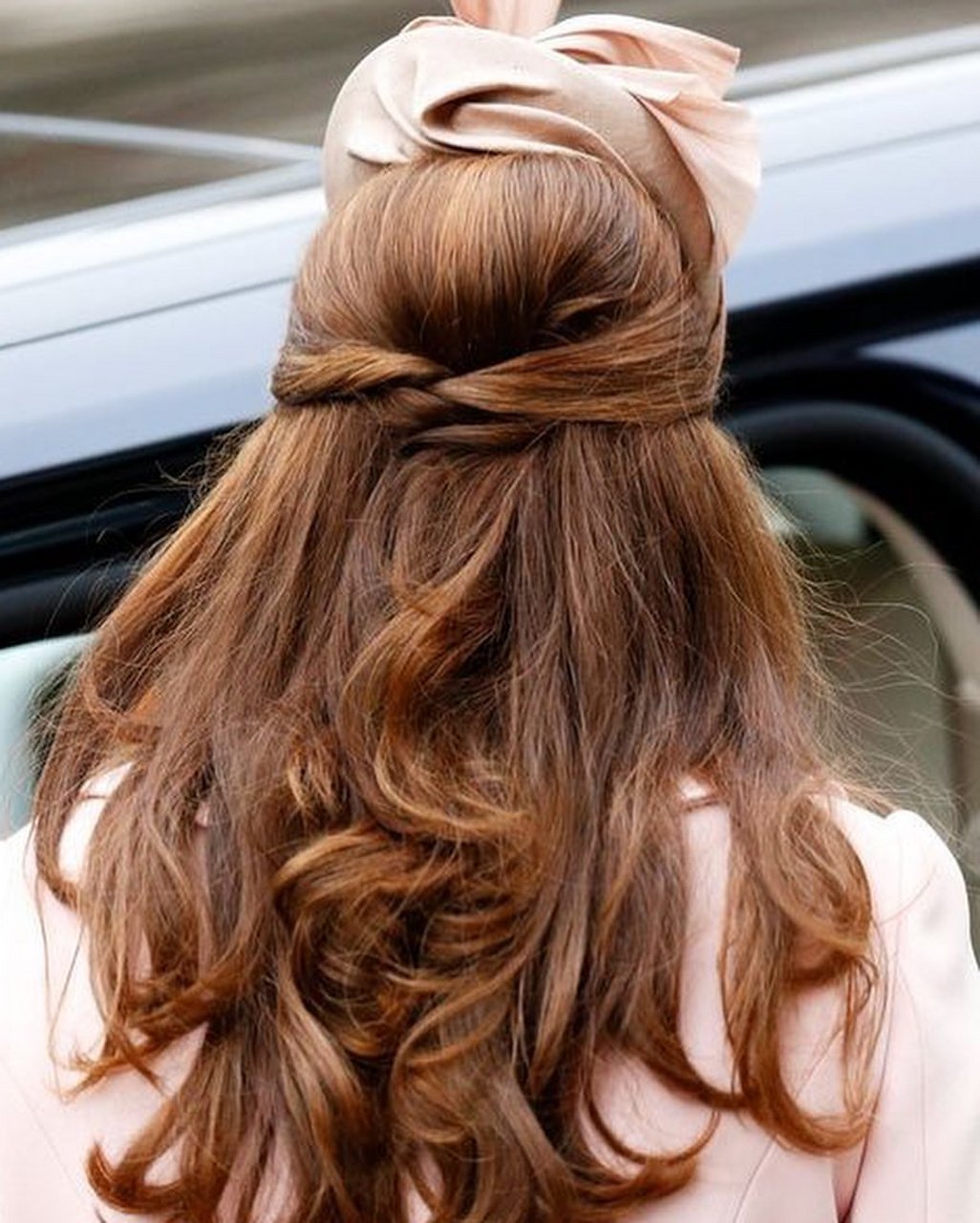 她的发型既优雅又不失时尚,展现出她的高贵气质和独特的风格