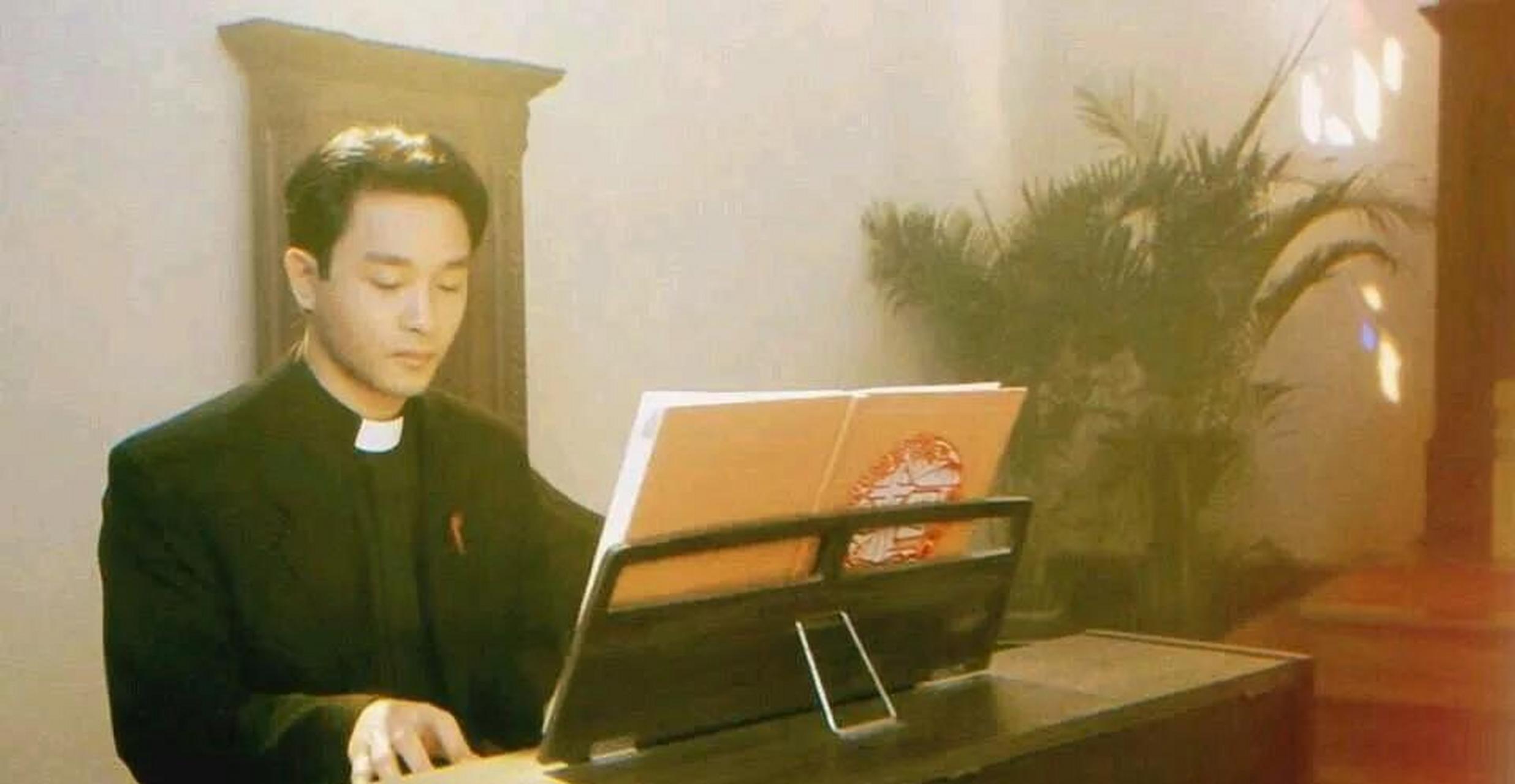 百家号星火计划# 张国荣不同时期弹钢琴照片合集 [爱慕] [爱慕]