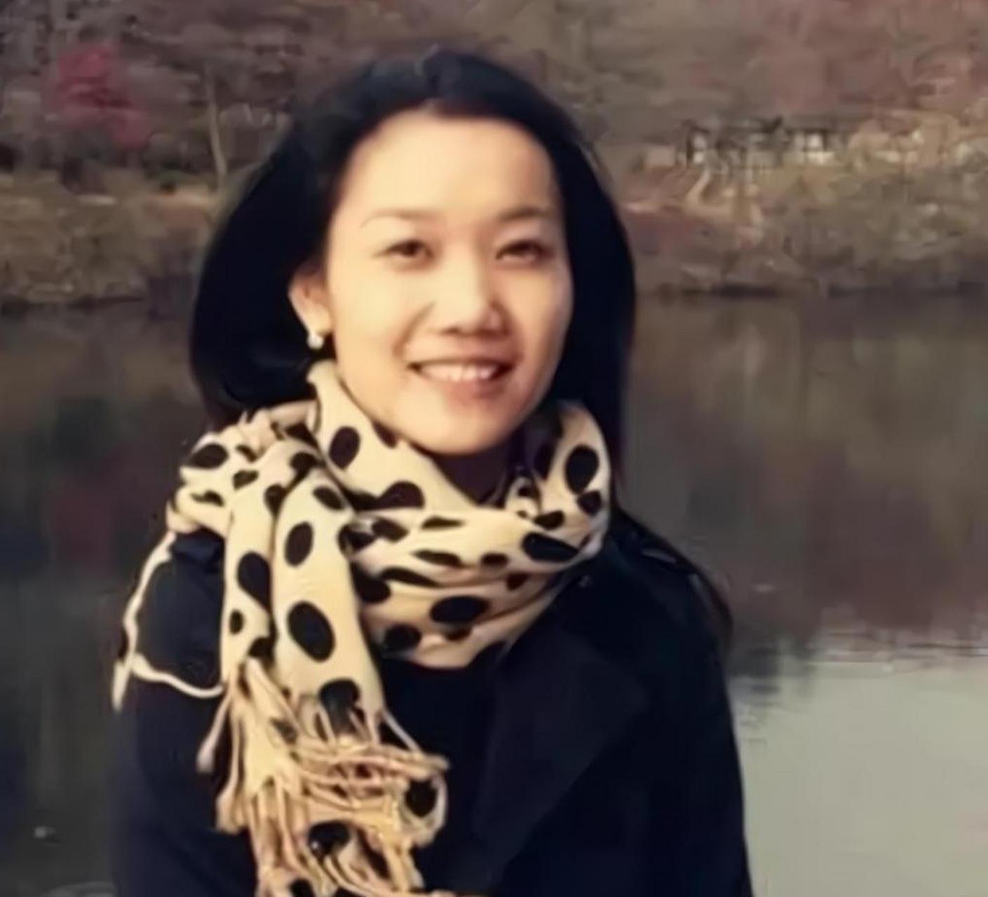 1990年代,一张珍贵的马云妻子张颖的照片,镜头前的她,长发披肩,一身素