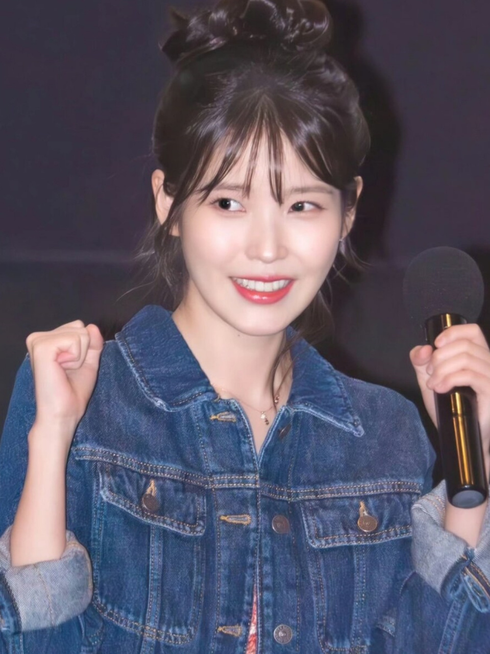 iu每日穿搭集	  一件深蓝色的牛仔外套搭配一条红色的碎花连衣裙,脚上