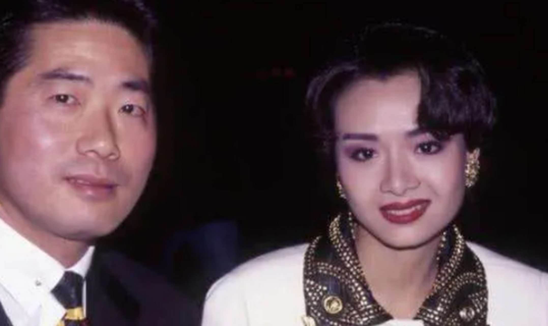 1991年,叶子楣与周星驰拍完《情圣》之后,就为自己的x部买了200w的