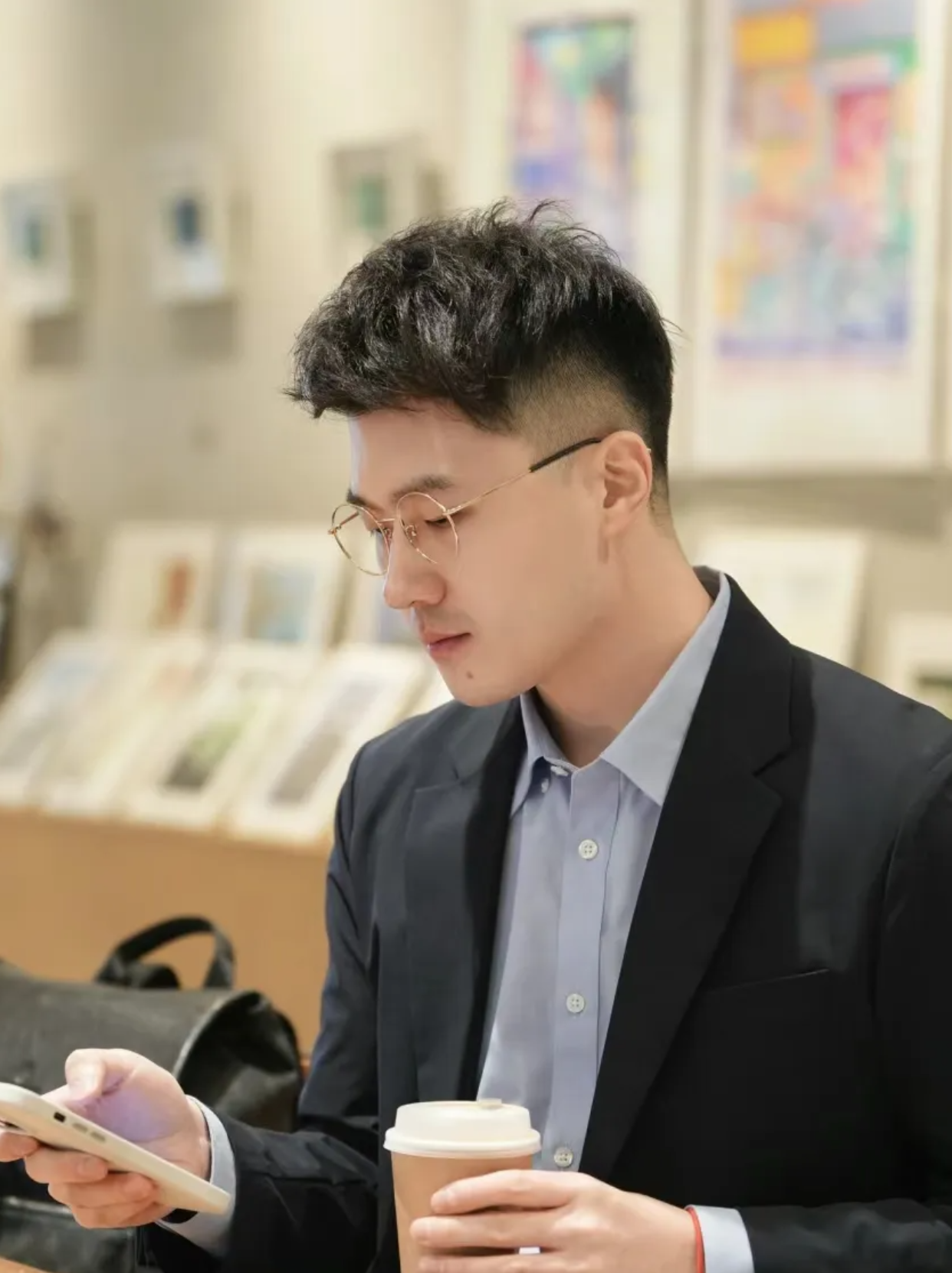 他每天过着吃喝不愁的生活,拥有着许多人羡慕的物质财富