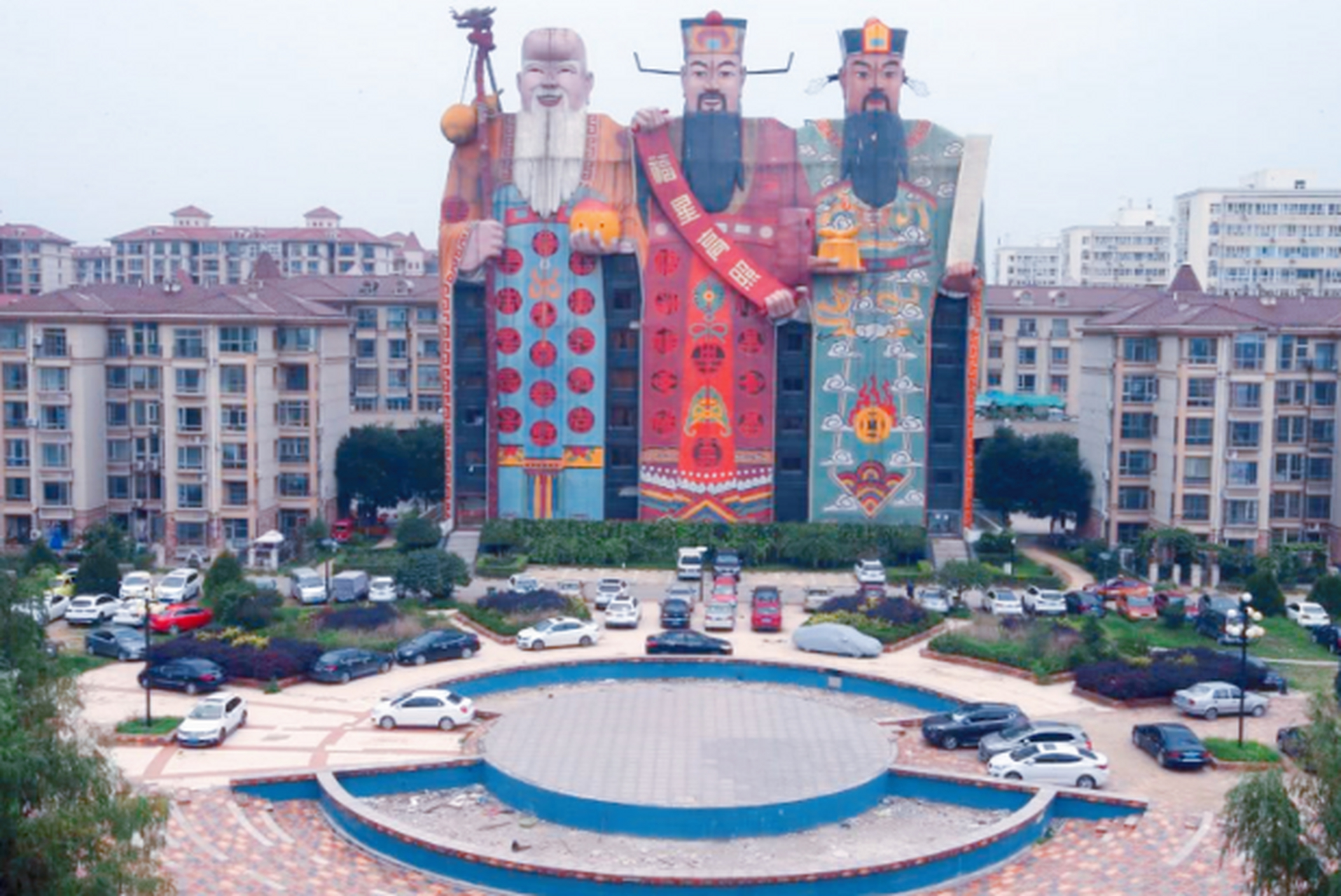 河北天子大酒店,是当地旅游部门建造三尊41.