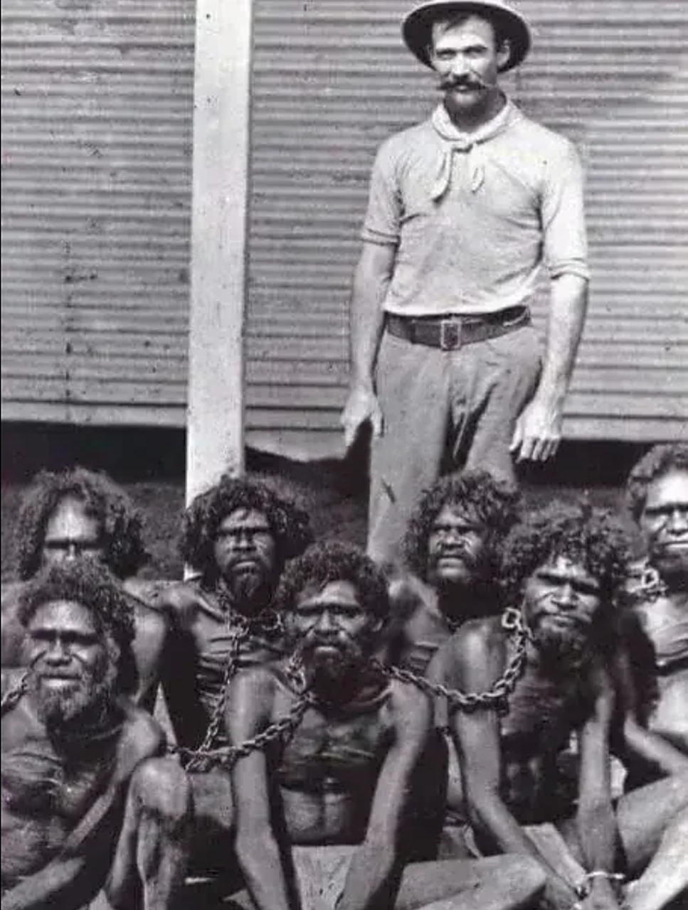 这是1883年的一幅历史照片,记录了澳洲土著人被白人殖民者贩卖为奴隶