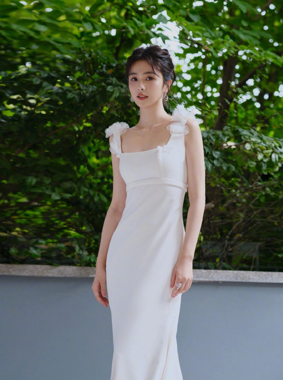 白裙少女感十足. #白鹿白裙