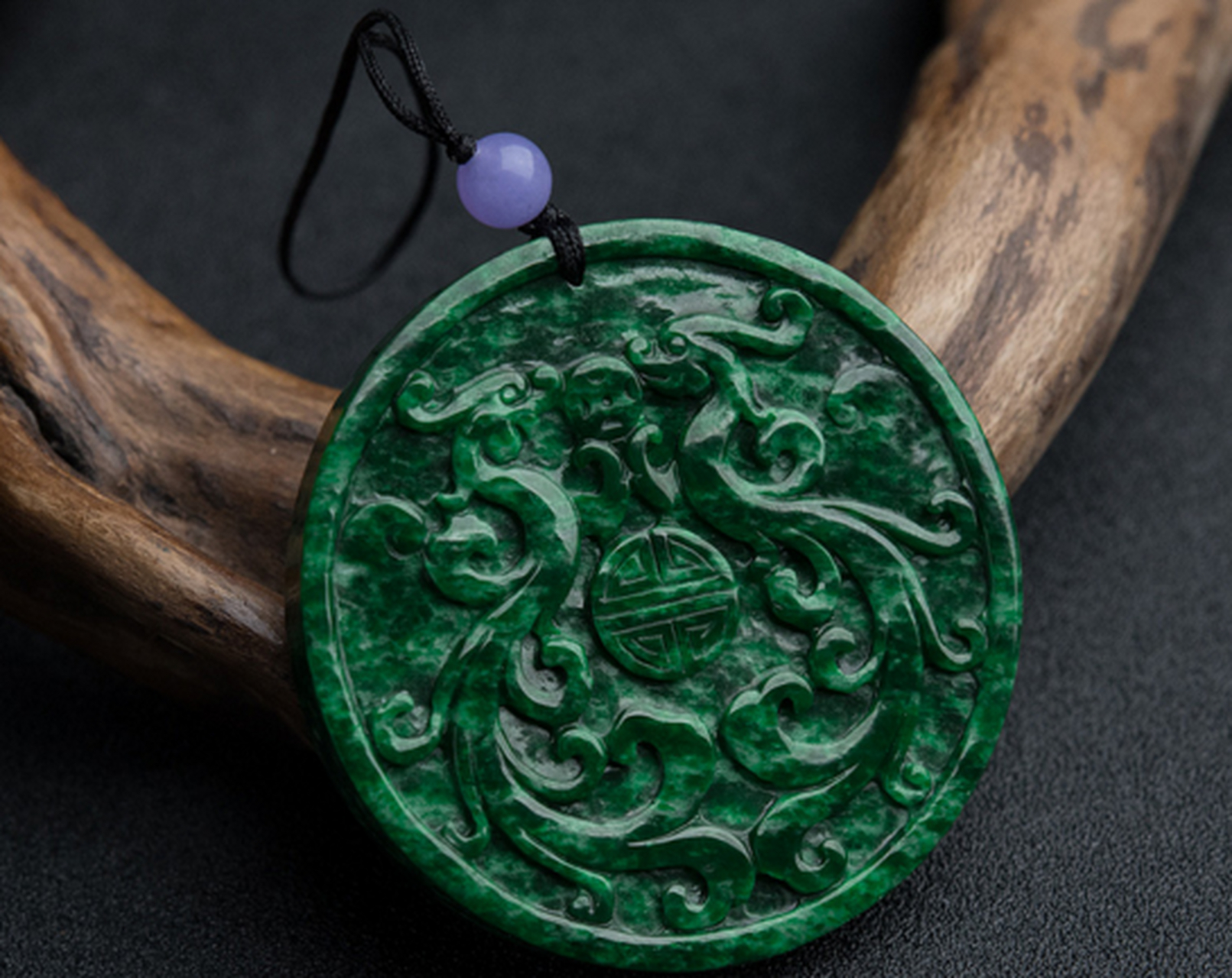 以干青种翡翠制成的配饰厚度都会比较薄,以此降低过浓的绿色,但因为过